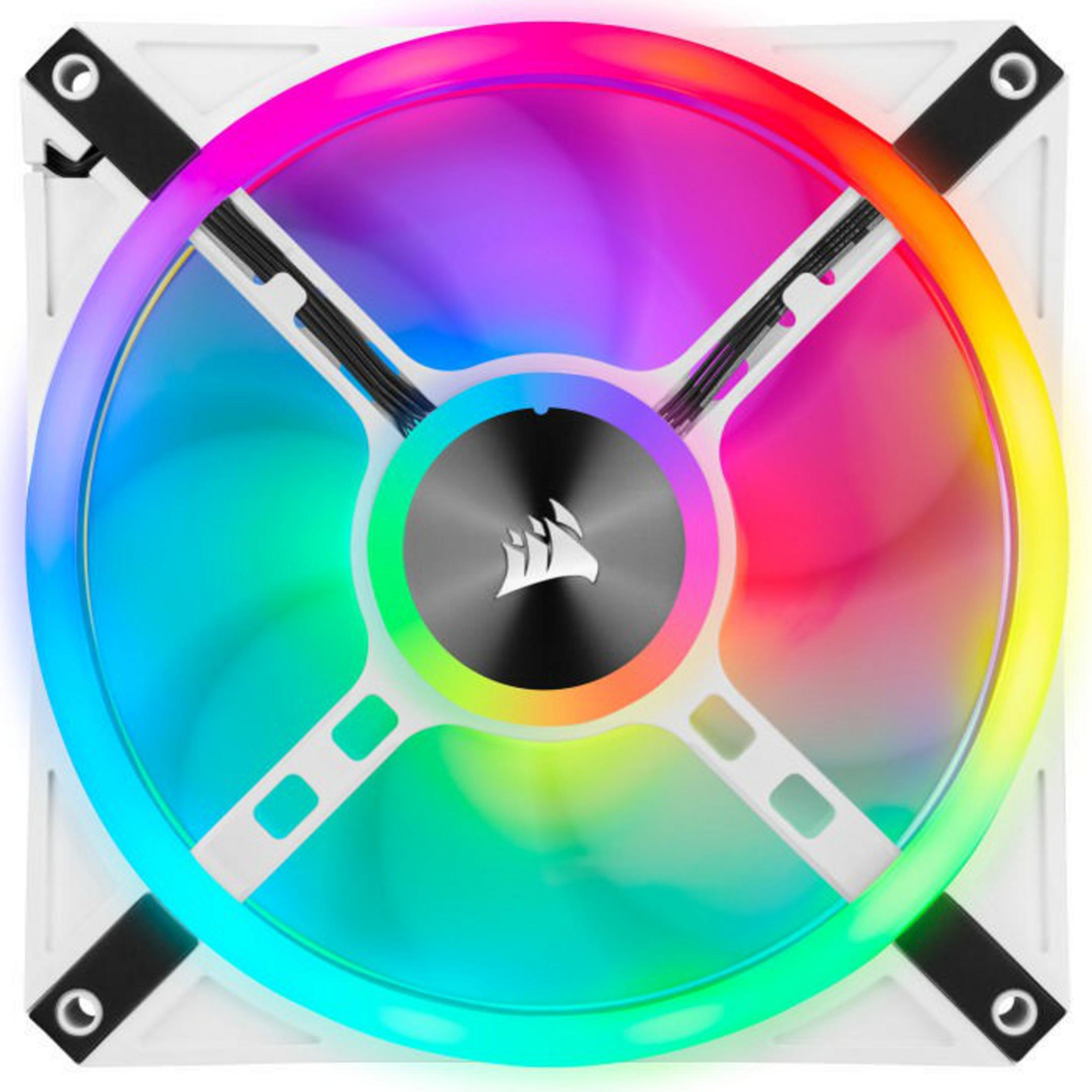 Ventilateur d'ordinateur RVB. Coloré, avec cadre noir et vis de montage.