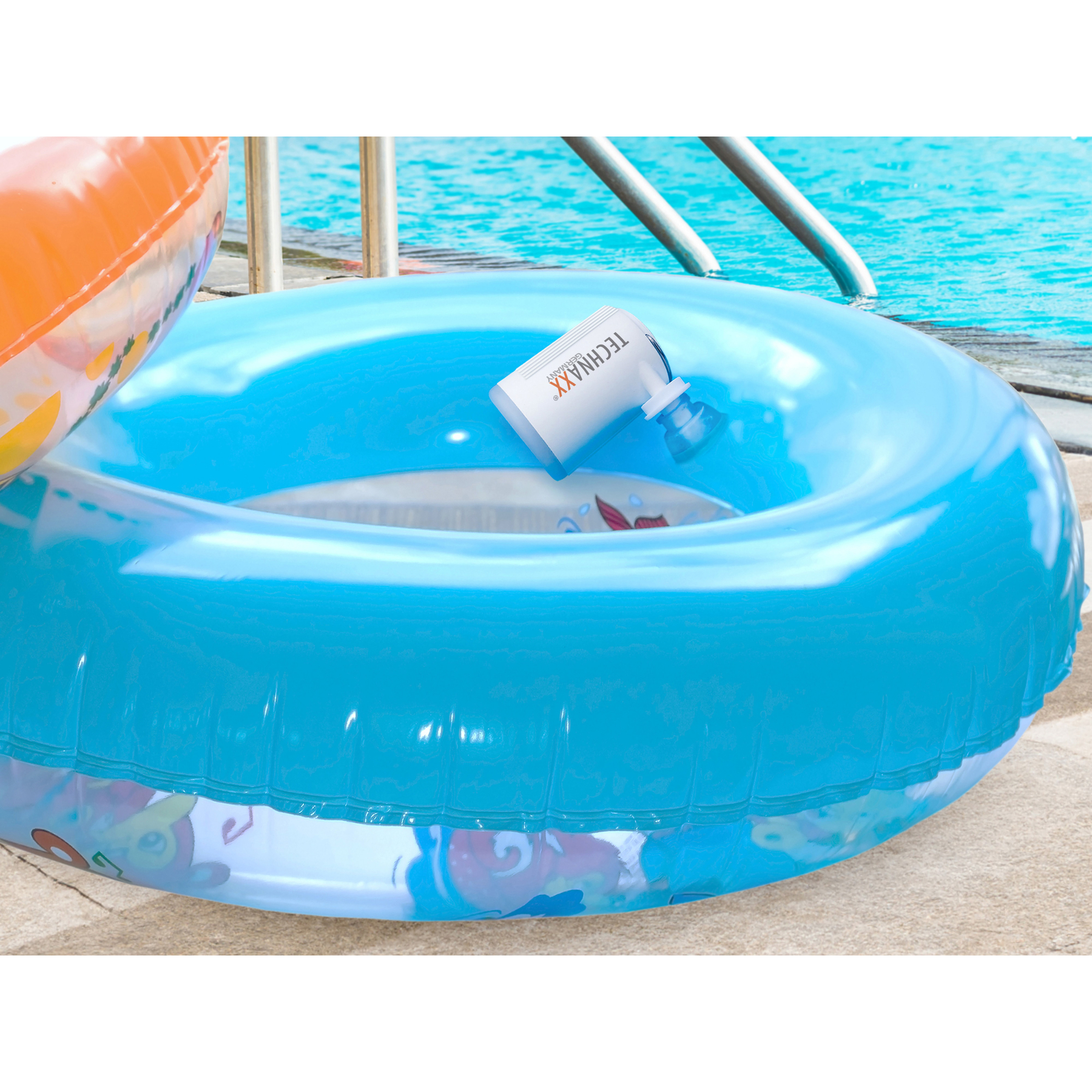 Blauer aufblasbarer Ring in einem Pool mit einem weißen TECHNAXX Germany Gerät darin.