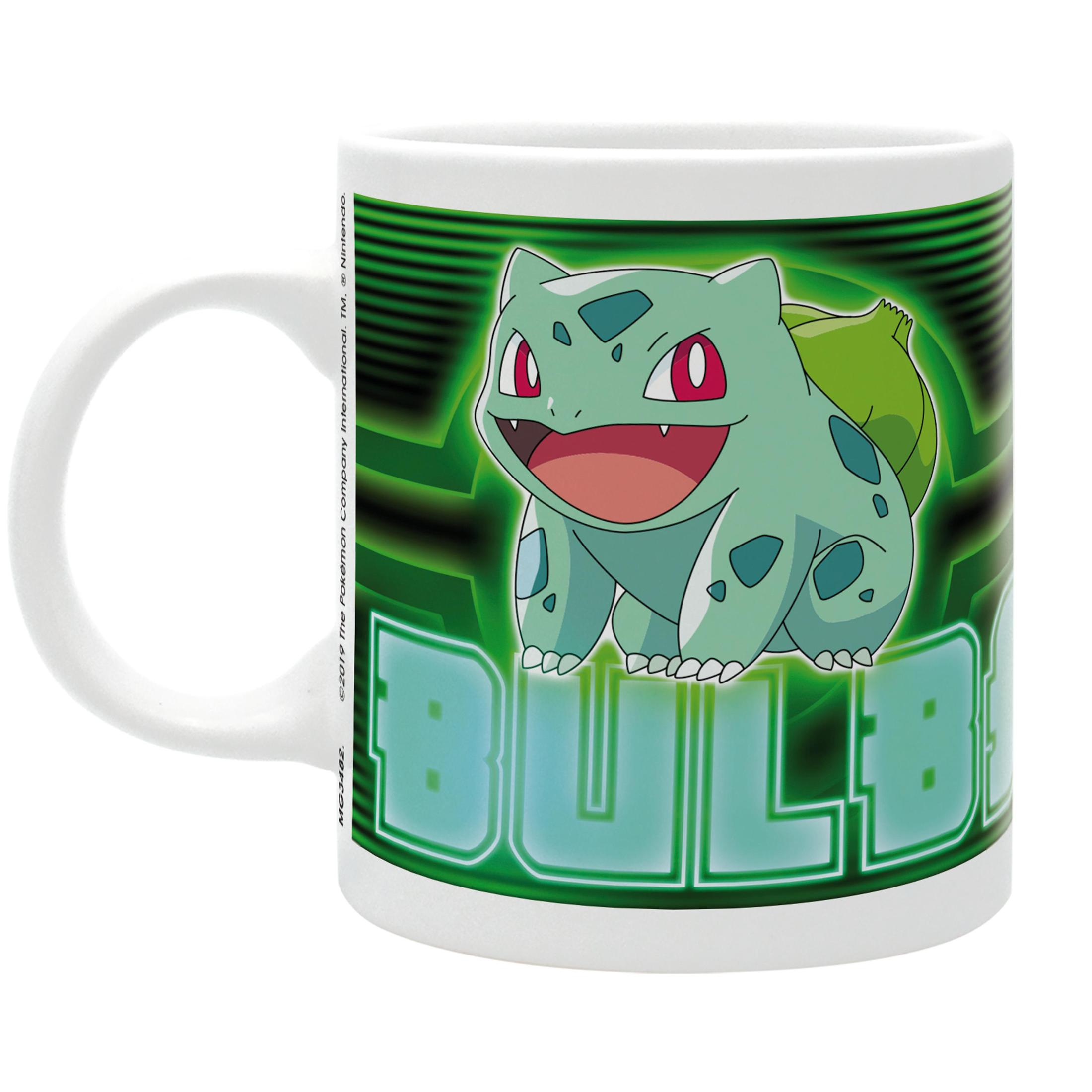 Tasse blanche avec motif Bulbasaur Pokémon. Détails verts et bleus. Fond blanc.
