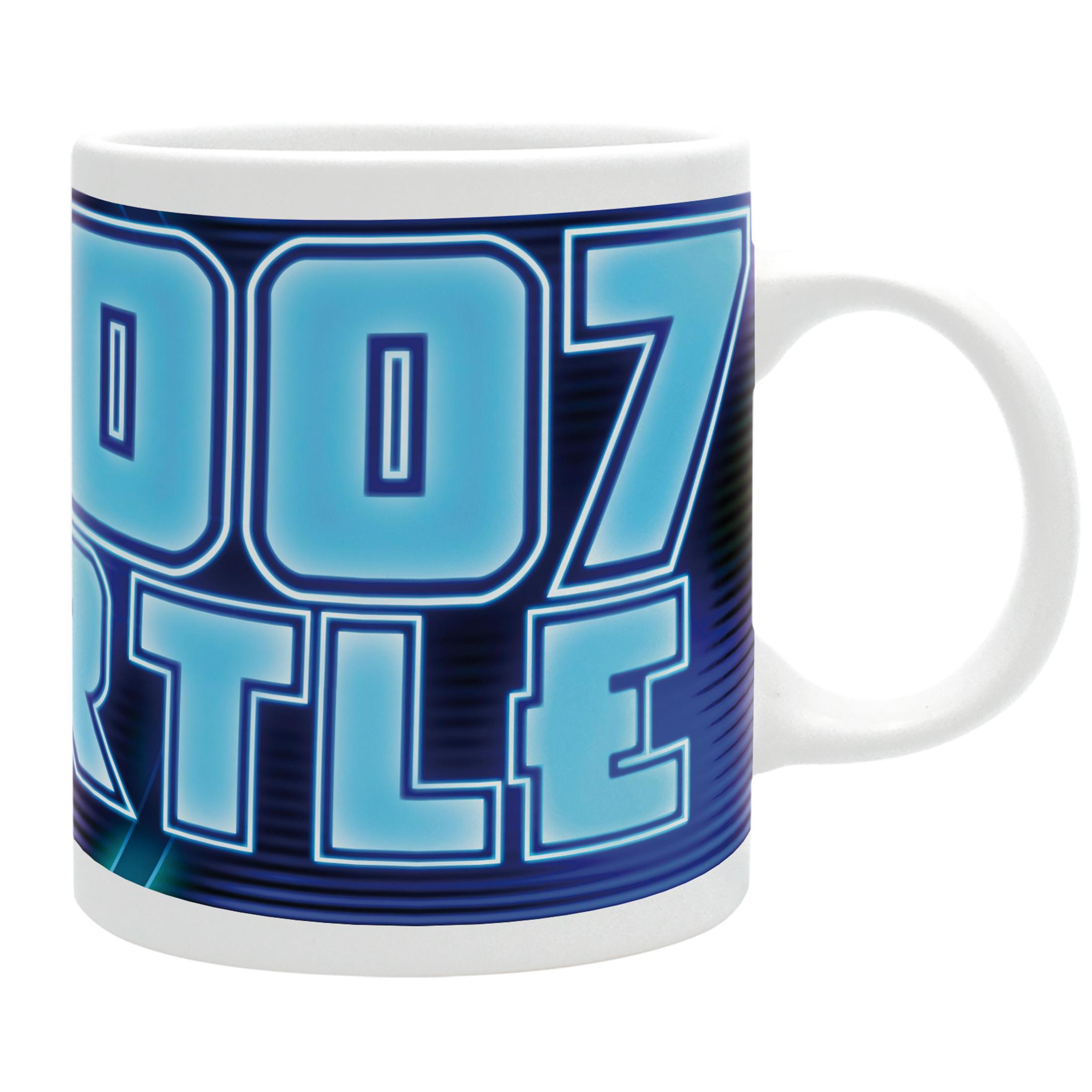 Eine weiße Tasse mit der Zahl '007' in Hellblau, dem Wort 'SPY' und einem marineblauen Hintergrund.