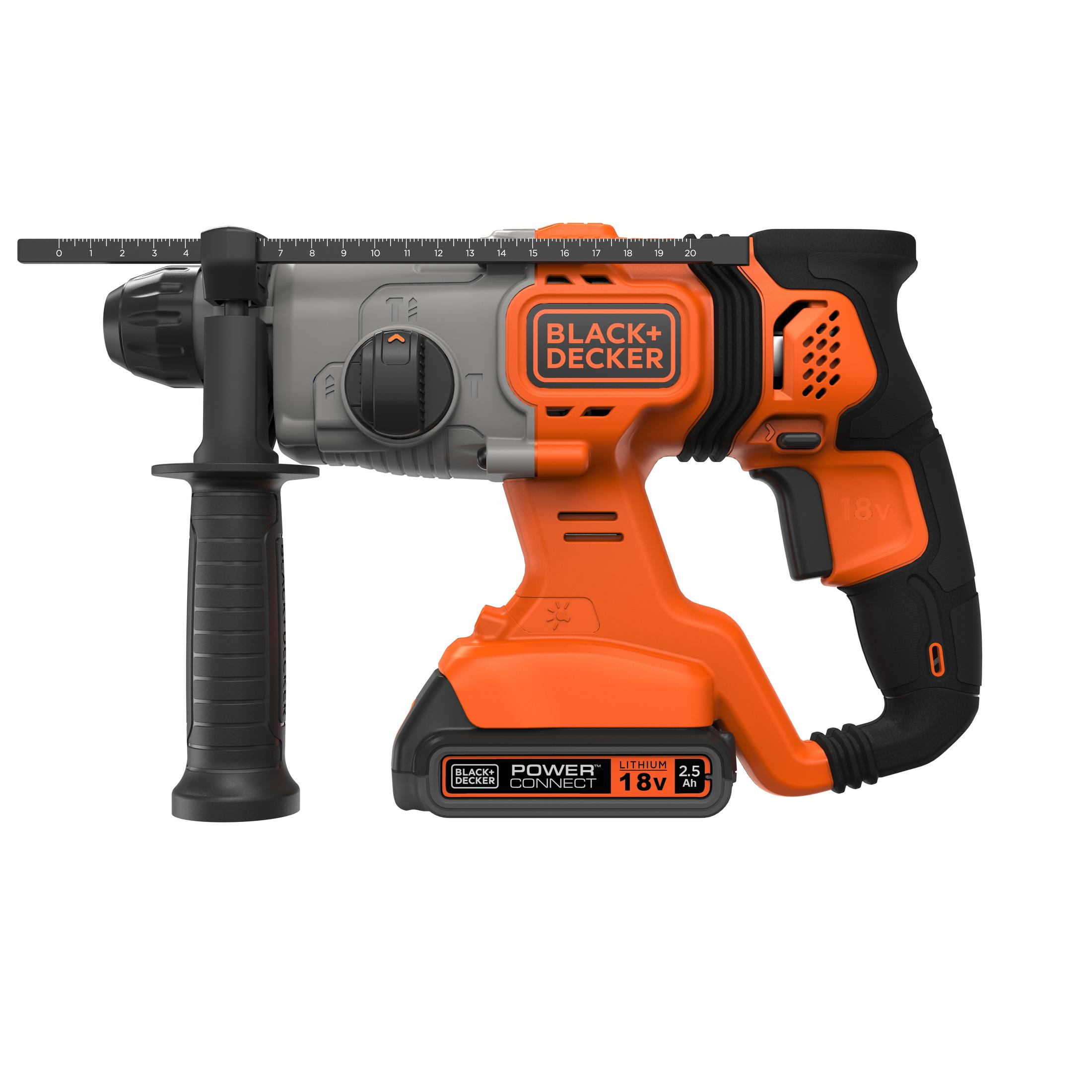 Trapano avvitatore arancione e grigio con manico nero e scala di misurazione. Il logo Black+Decker è visibile.
