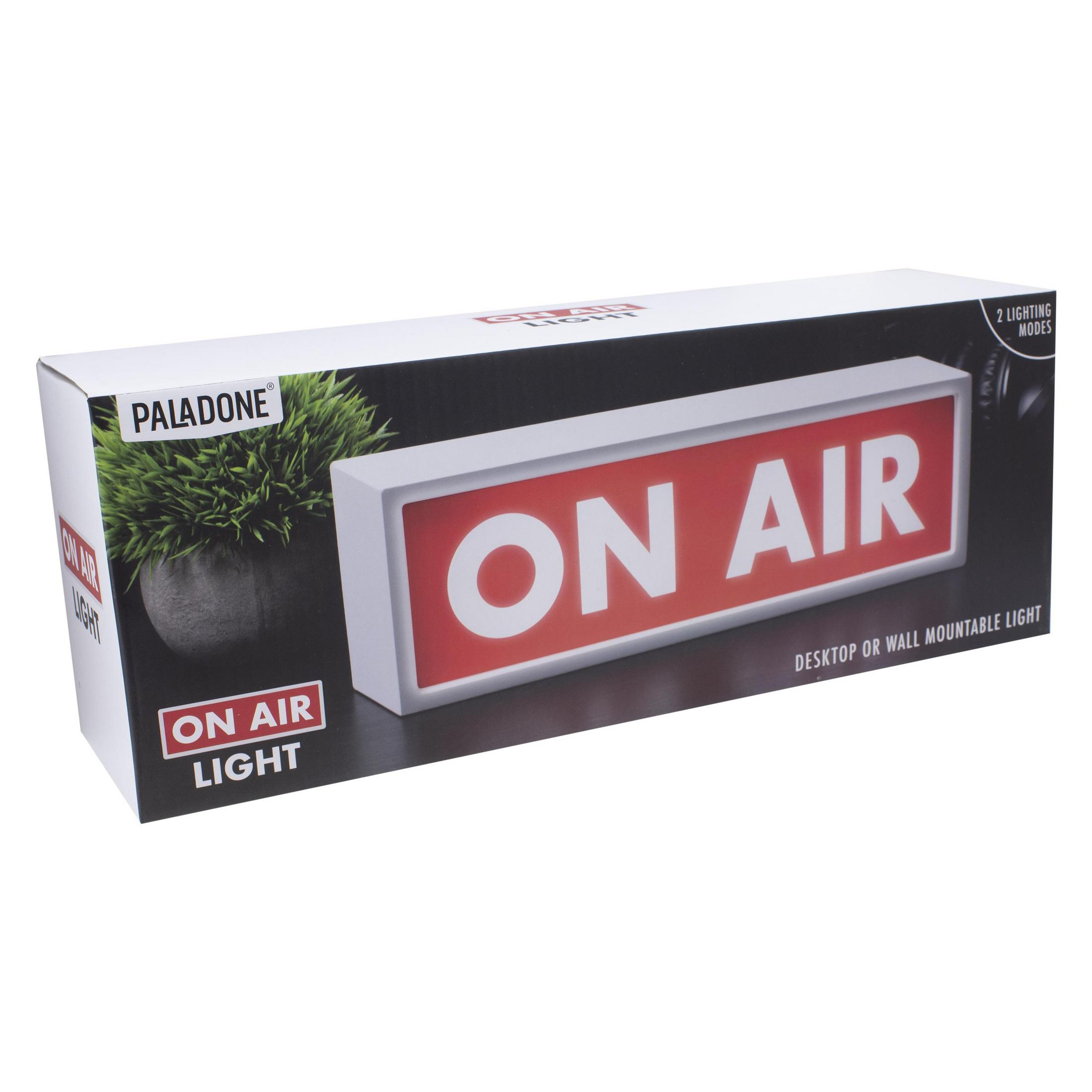 Ein weißes und rotes 'ON AIR' Lichtschild in einer Box. Die Box hat ein Pflanzenbild und Text.