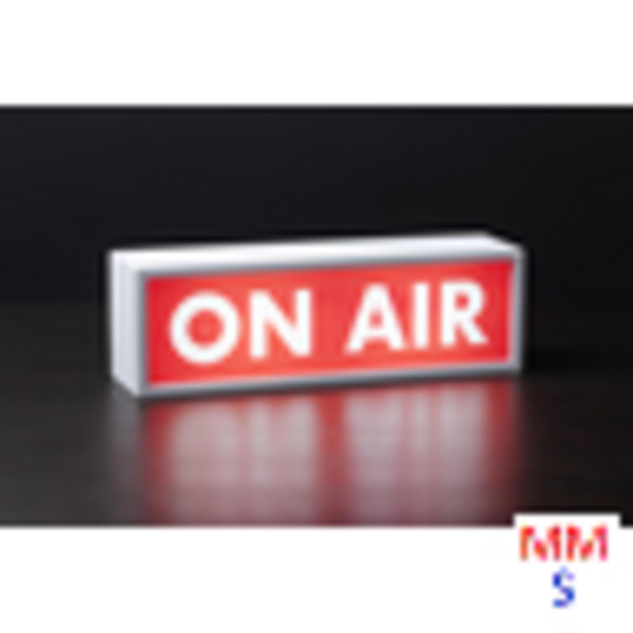 Ein kleines 'ON AIR' Schild. Roter Text auf weißem Hintergrund, mit schwarzem Hintergrund.