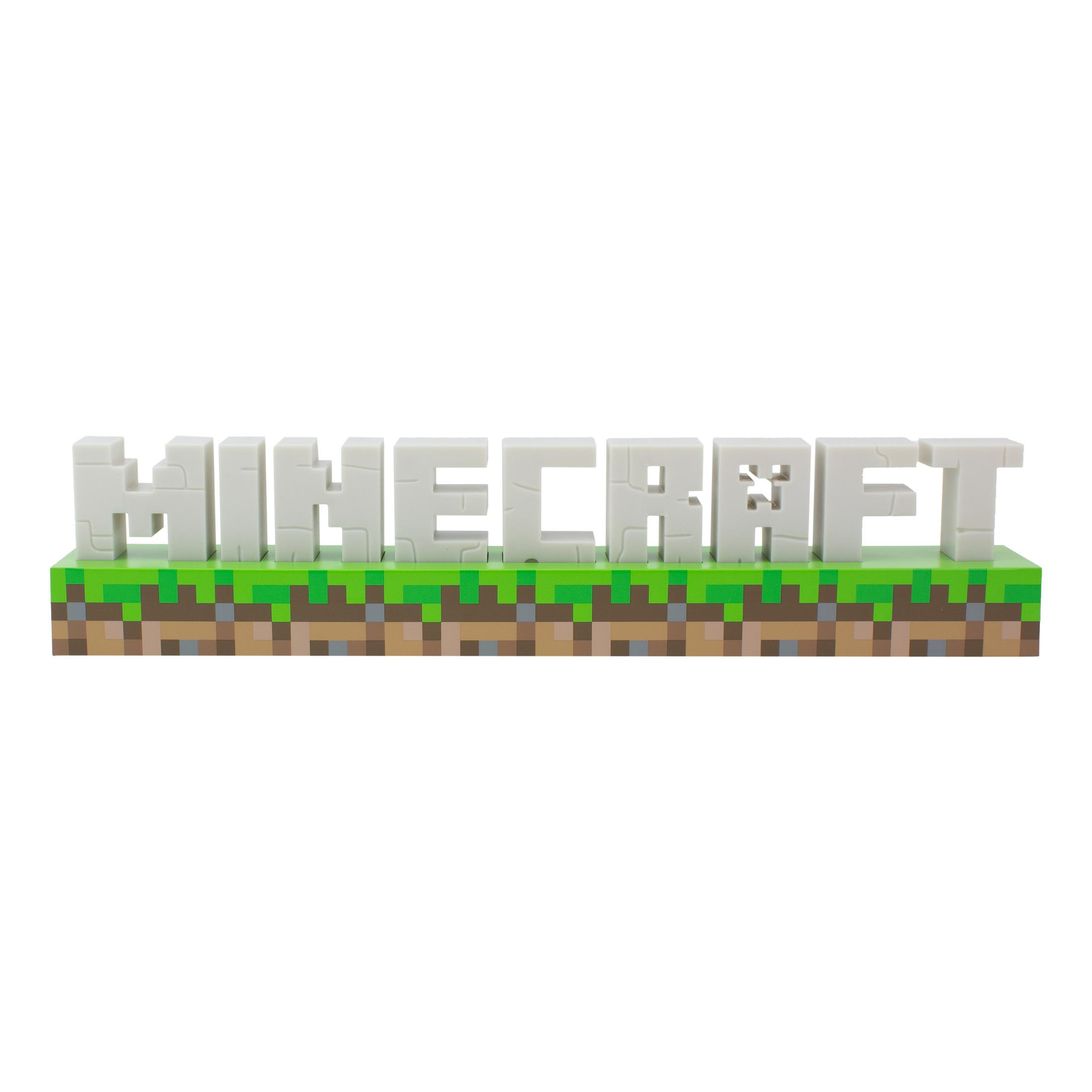 Logo Minecraft w białych literach blokowych na zielono-brązowej pikselowej podstawie.