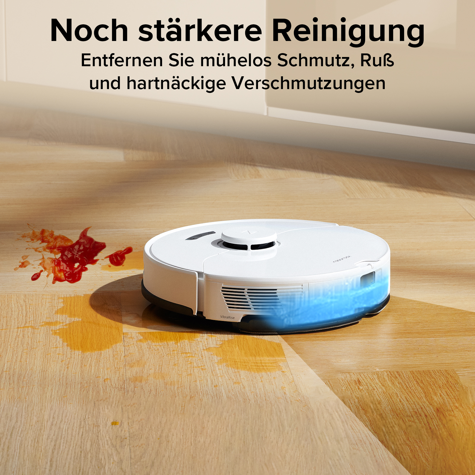 Roboter-Staubsauger reinigt einen Holzboden. Etwas rote und orangefarbene Flüssigkeit liegt auf dem Boden.