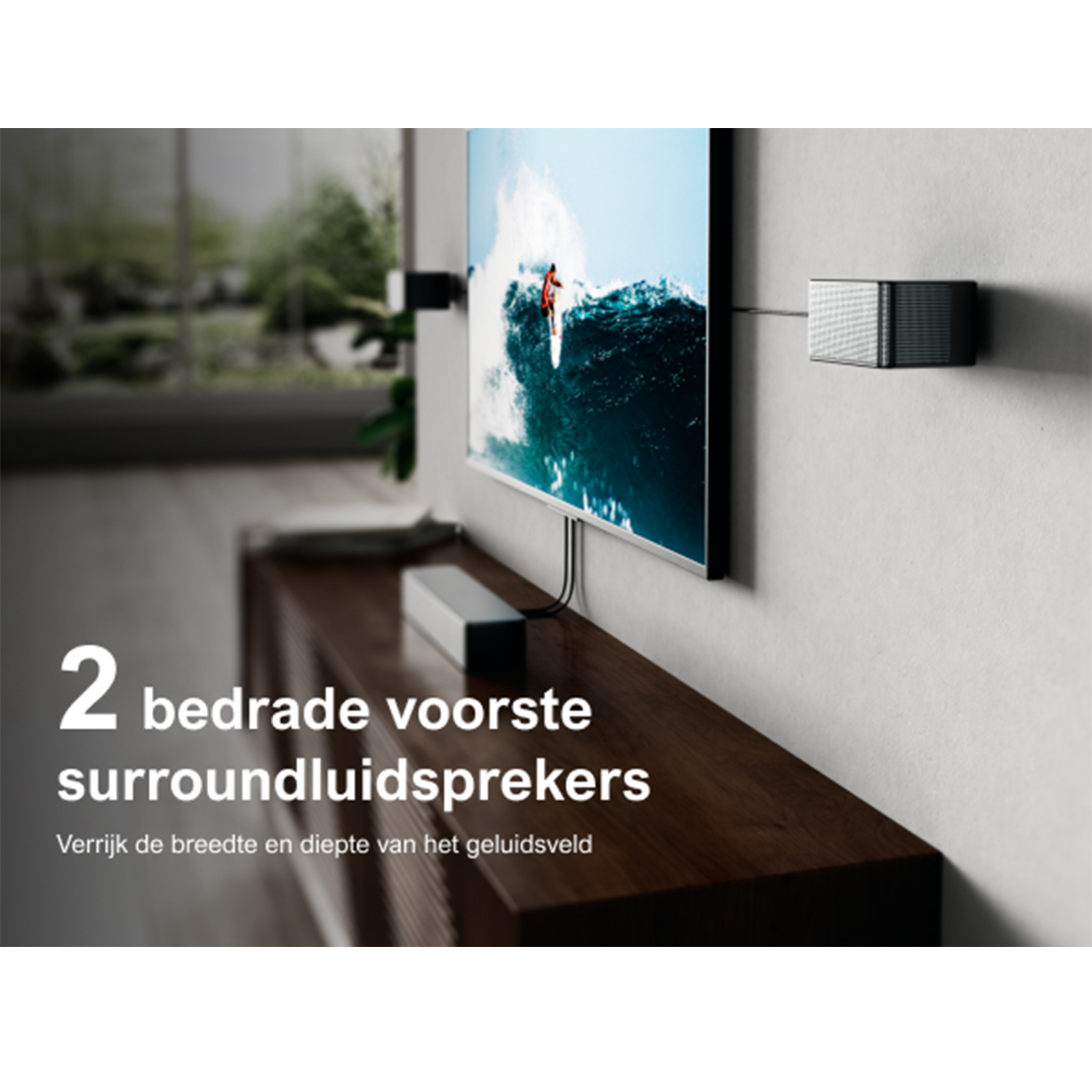 TV met twee luidsprekers aan de muur. Tekst beschrijft de luidsprekers.