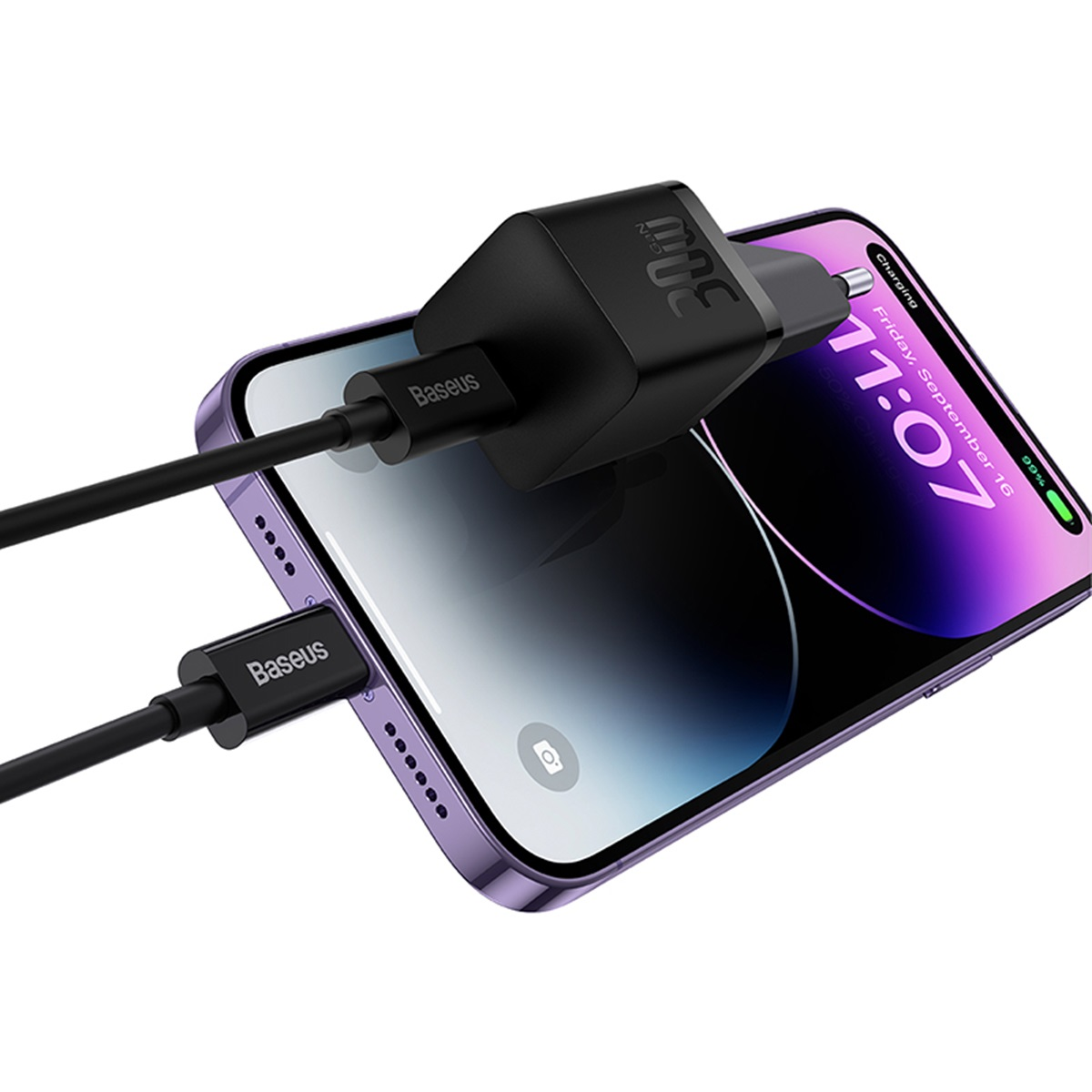 Un telefono in carica con un caricabatterie nero. Lo schermo mostra la carica della batteria.