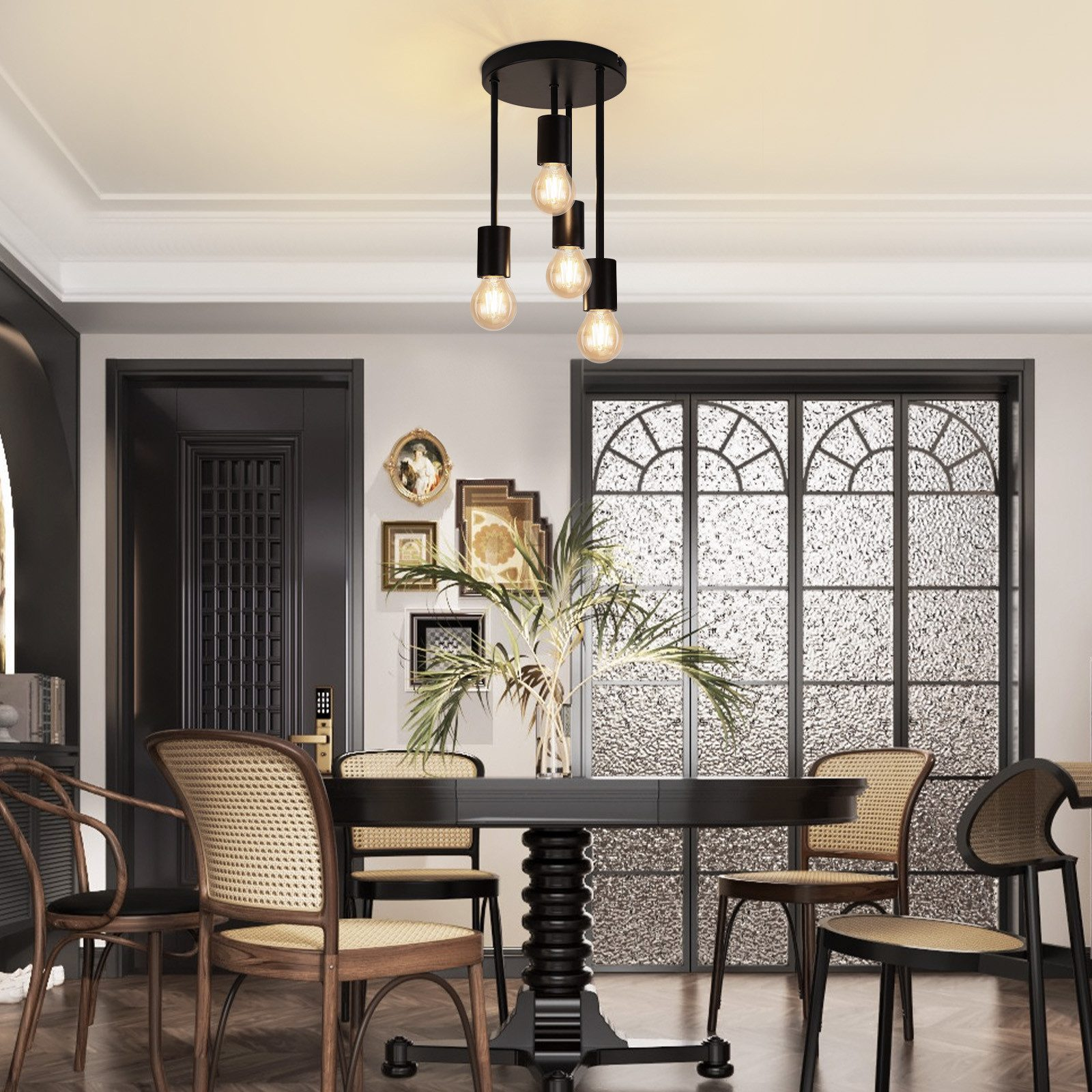 Jadalnia z ciemnym okrągłym stołem, krzesłami, lampą wiszącą i dużym oknem.