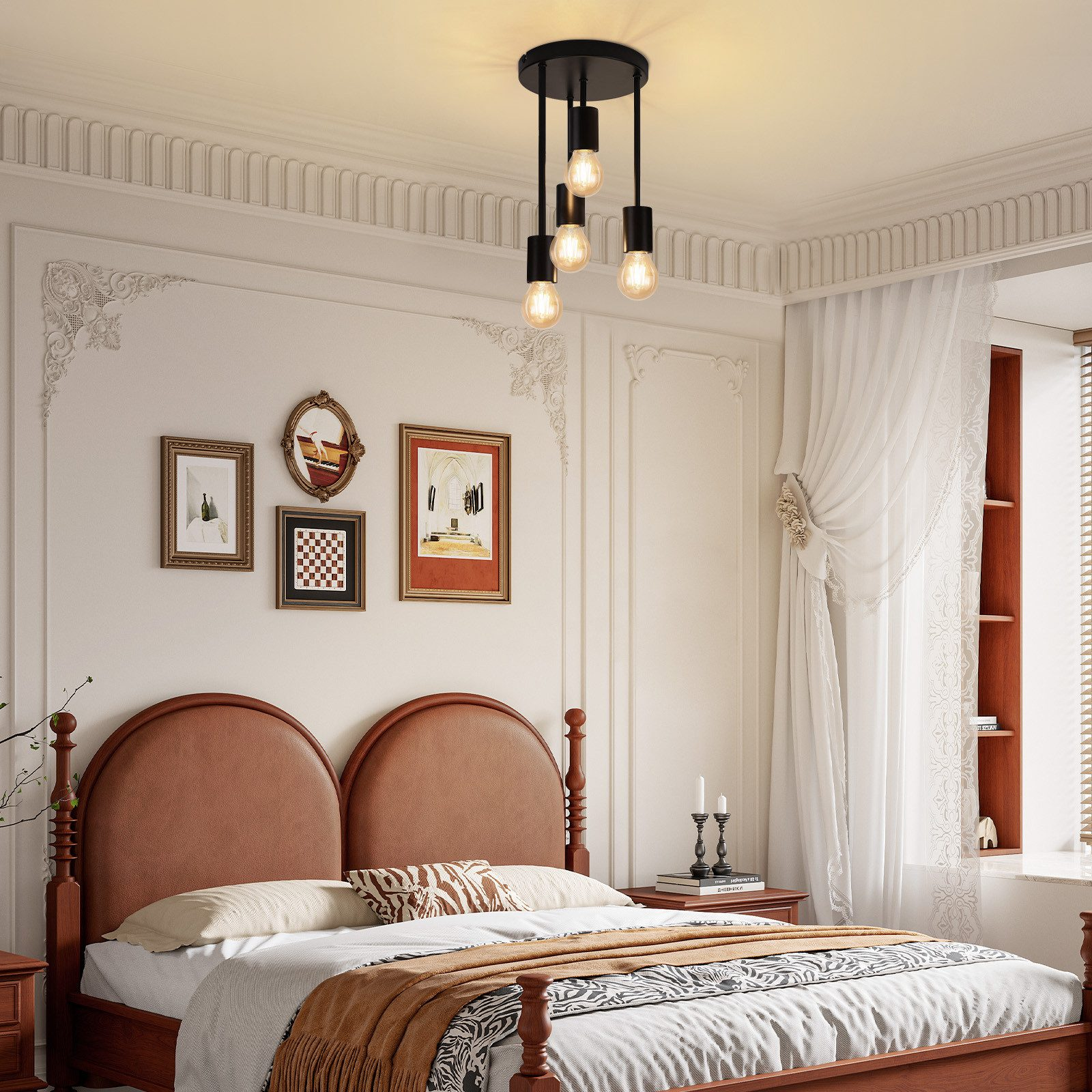 Sypialnia z łóżkiem, obrazami i czarnym żyrandolem z żarówkami.