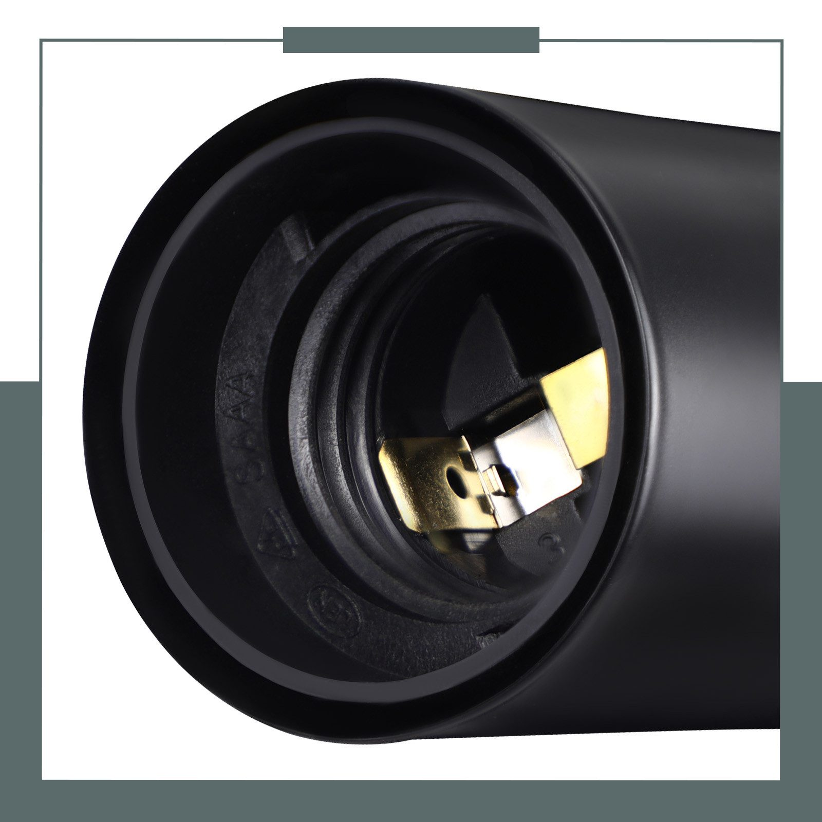 Wnętrze czarnego urządzenia, pokazujące elementy elektryczne i złote złącza.