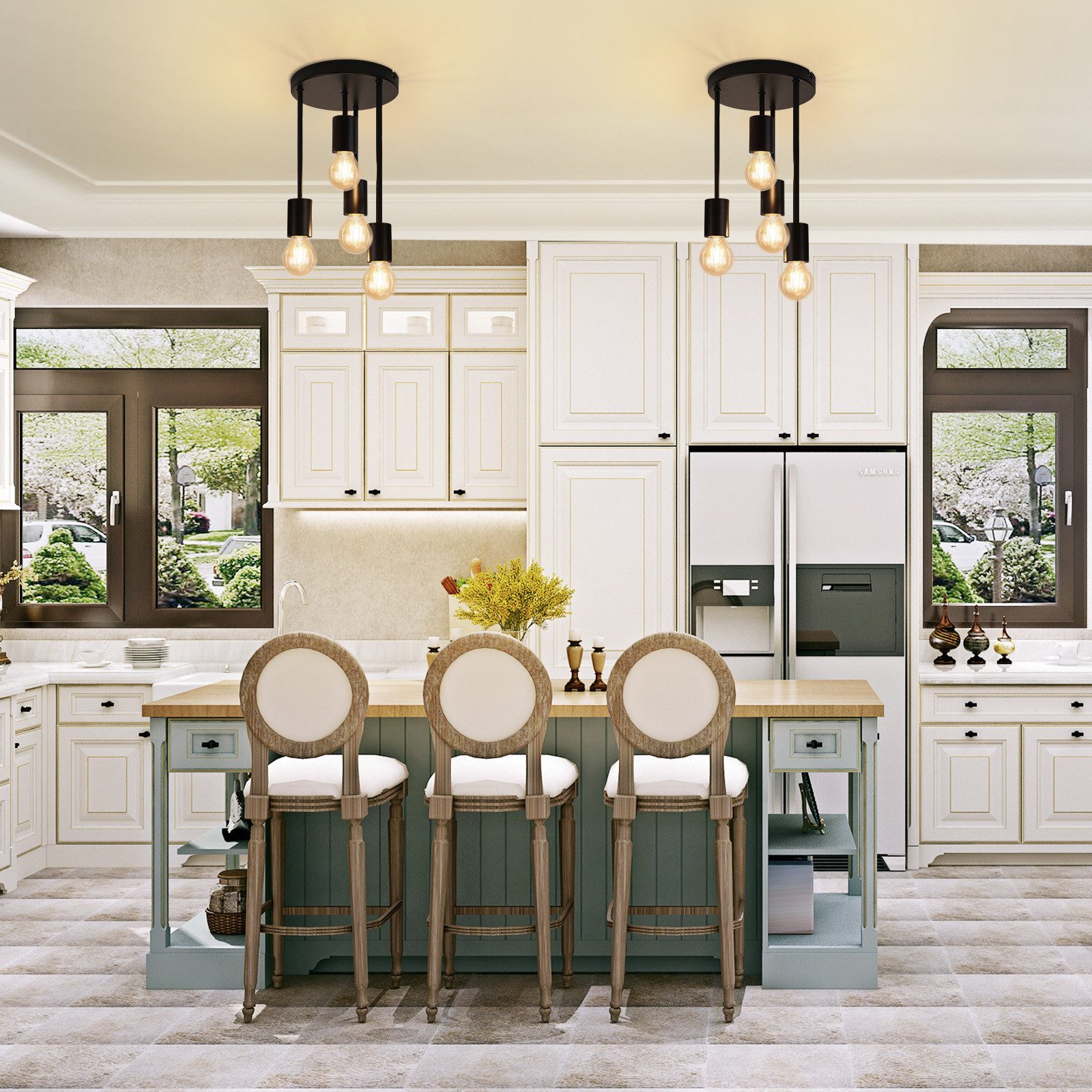 Wnętrze kuchni z białymi szafkami, trzema hokerami i wiszącymi lampami.