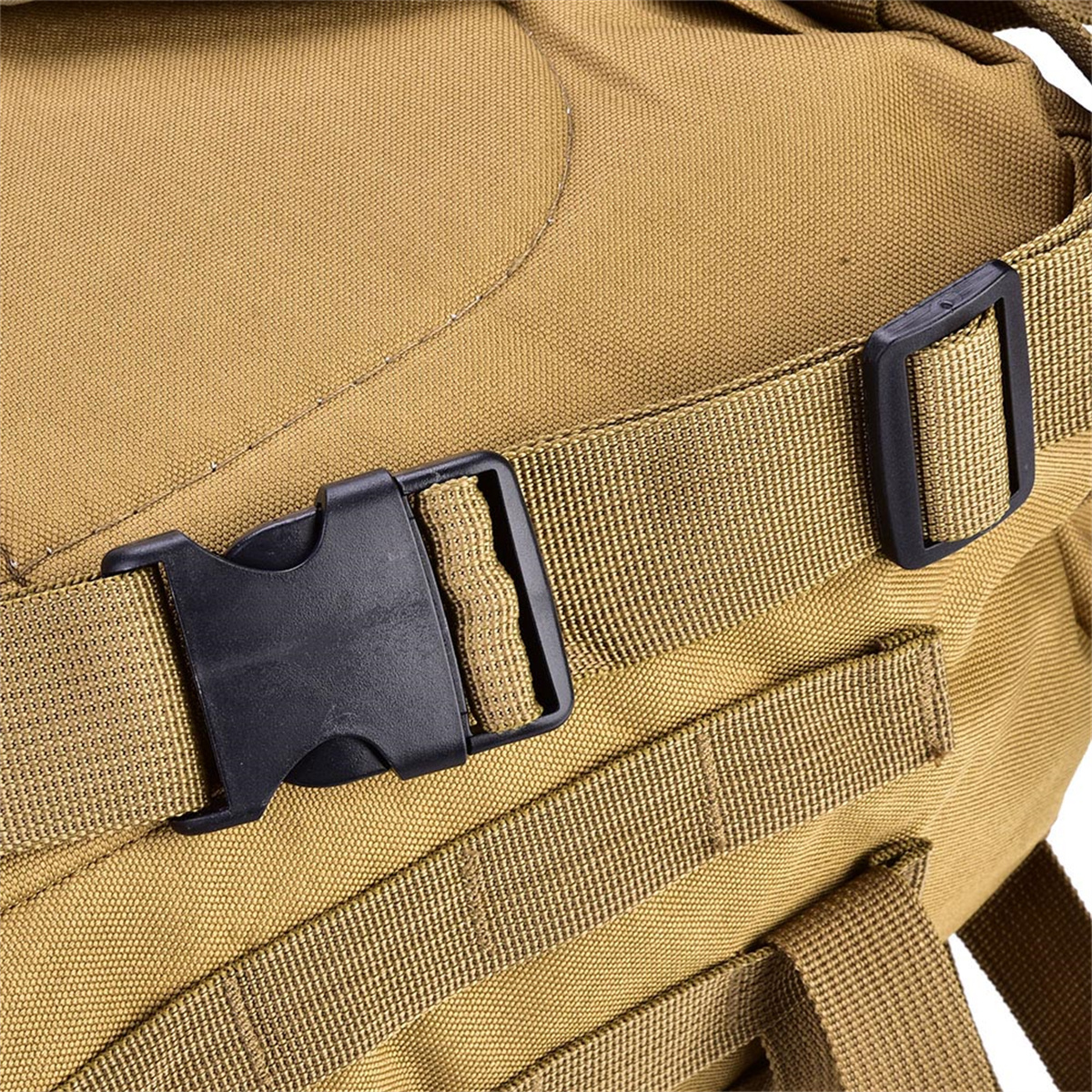 Beigefarbener Rucksack mit schwarzen Schnallen und Riemen, Nahaufnahme.