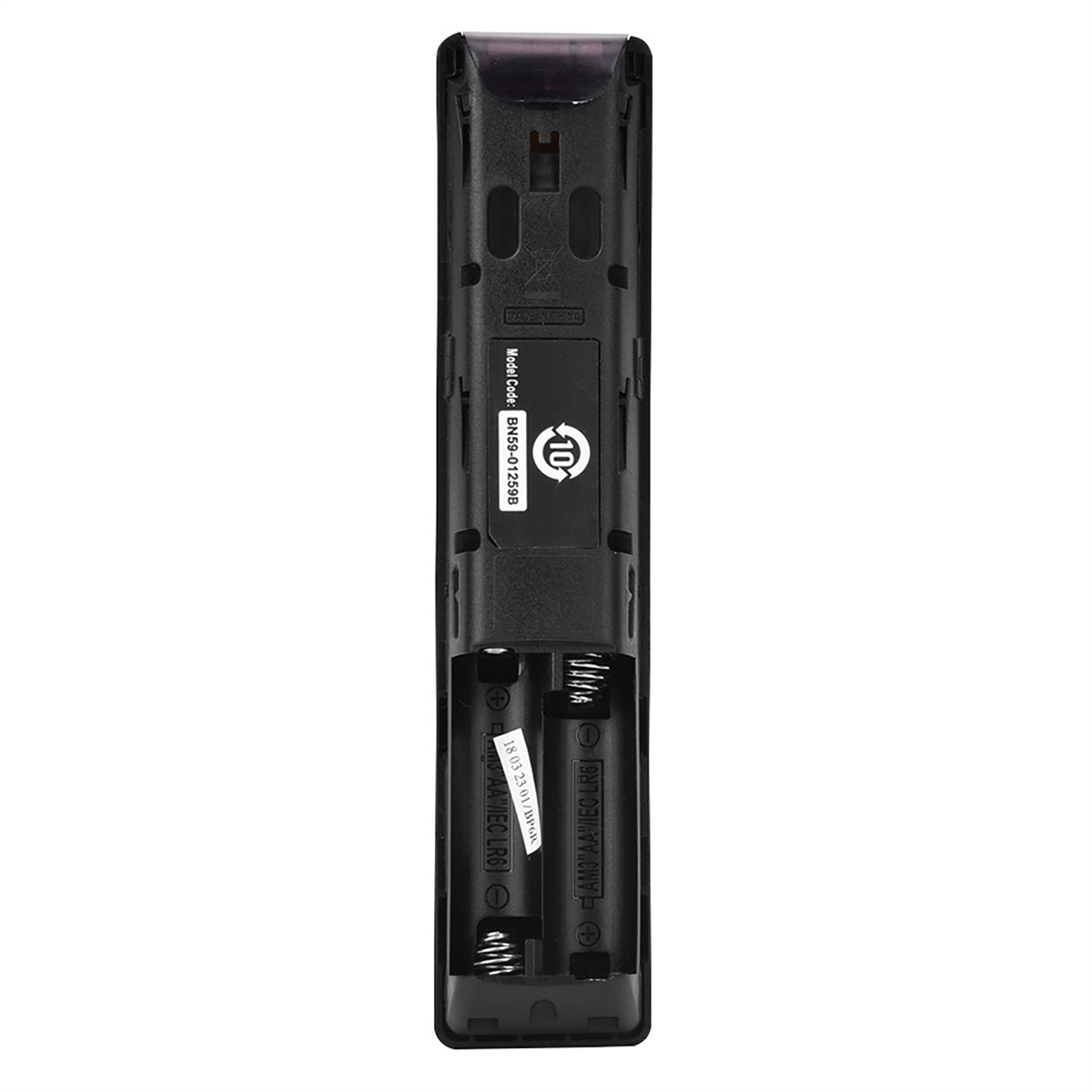 Schwarze Fernbedienung. Batteriefach offen mit Batterien. Weißer Hintergrund.
