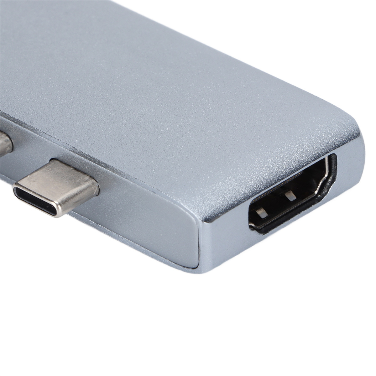 Silberner USB-C-Hub mit HDMI- und USB-C-Anschlüssen. Nahaufnahme.