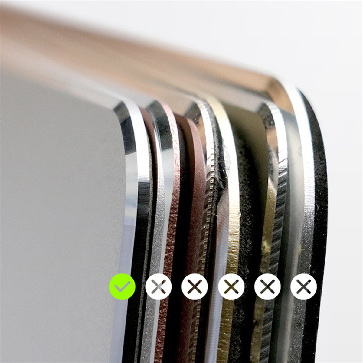 Nahaufnahme von geschichteten Metallplatten in Silber, Kupfer, Gold und anderen Farben. Ein grünes Häkchen und rote X-Markierungen sind angezeigt.