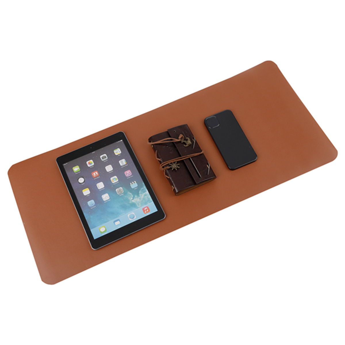 Ein Tablet, ein Notizbuch und ein Smartphone liegen auf einer braunen Schreibtischunterlage.