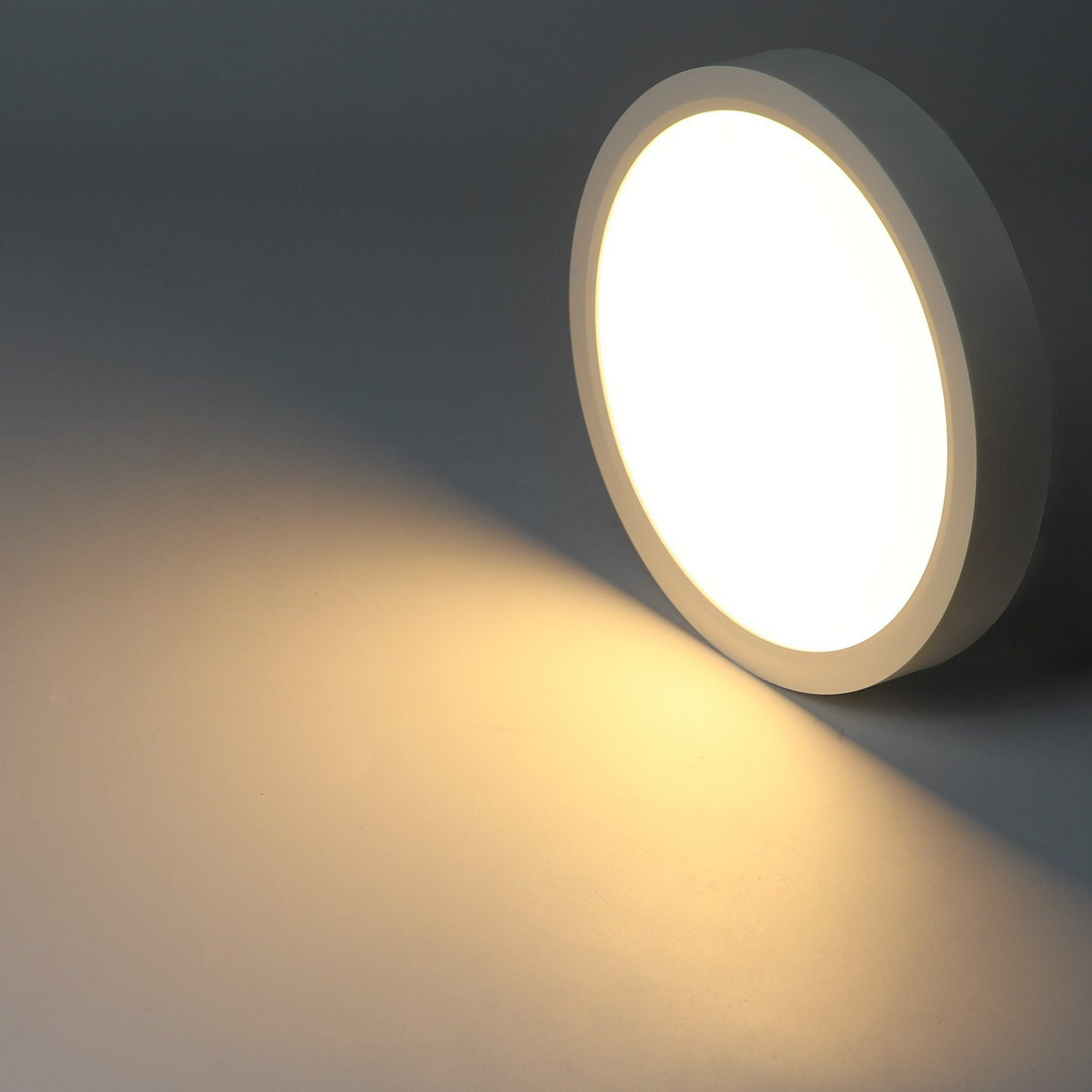 Una luce da soffitto a LED rotonda e bianca illumina lo spazio con un bagliore caldo.