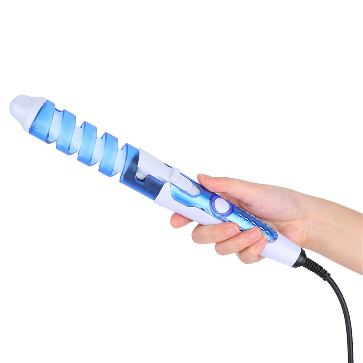Ein weißes und blaues Lockenwickeleisen, das in einer Hand vor weißem Hintergrund gehalten wird.