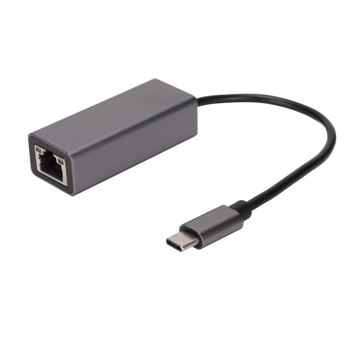 Grauer Adapter mit Ethernet-Anschluss und USB-C-Stecker. Weißer Hintergrund. Ein Kabel verbindet sie.
