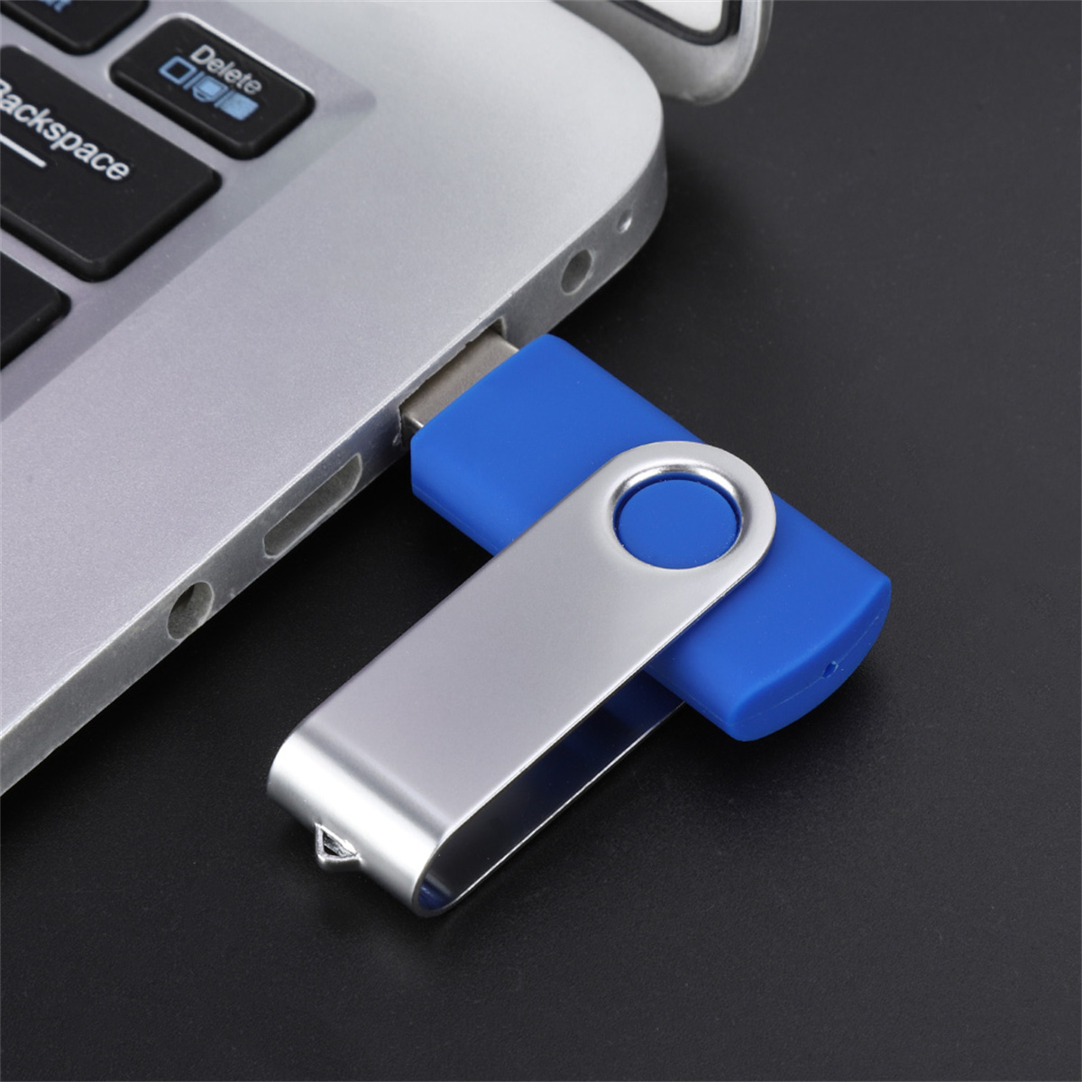 USB-Stick, der an einen Laptop angeschlossen ist. Er ist silber und blau.