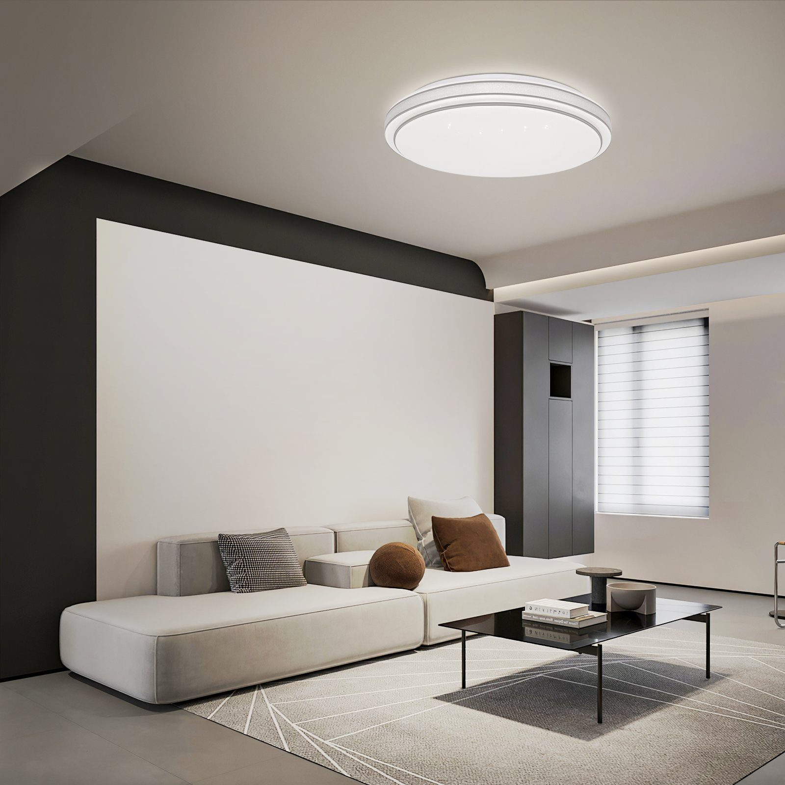 Nowoczesny salon. Biała sofa, czarny stół i lampa sufitowa. Czarno-biała ściana.