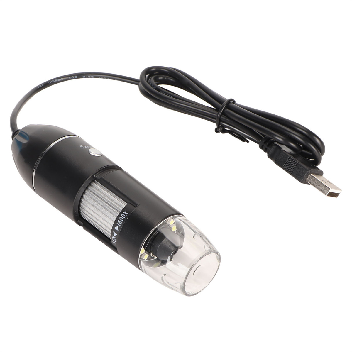 Ein schwarzes digitales Mikroskop mit USB-Kabel und klarer Linse, einsatzbereit. Auf weißem Hintergrund.