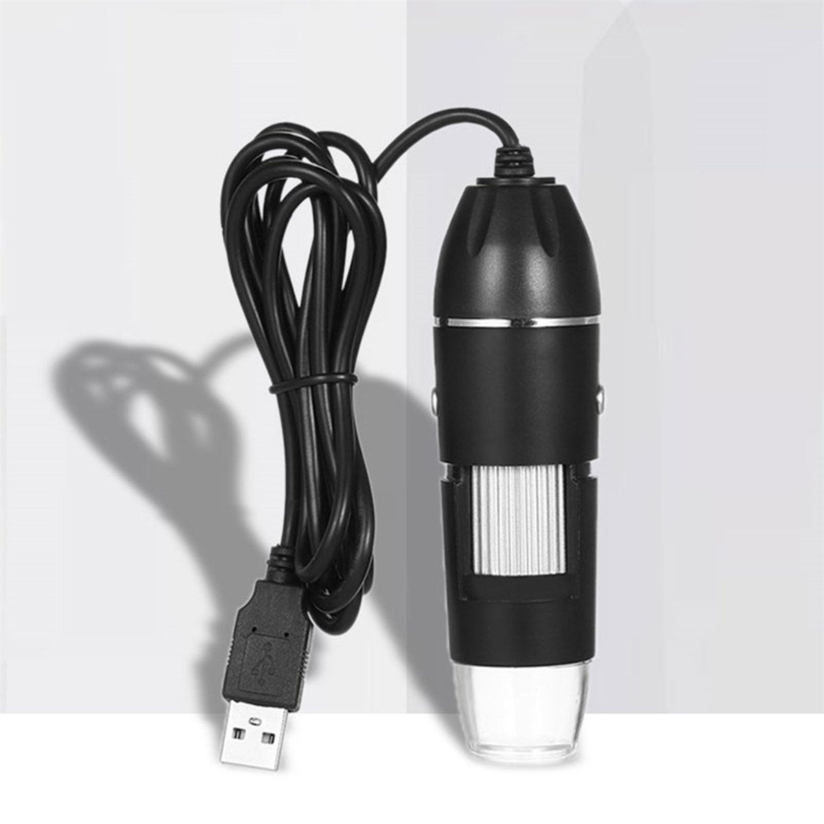 Schwarzes digitales Mikroskop mit USB-Kabel und Anschluss. Klare Linse unten.