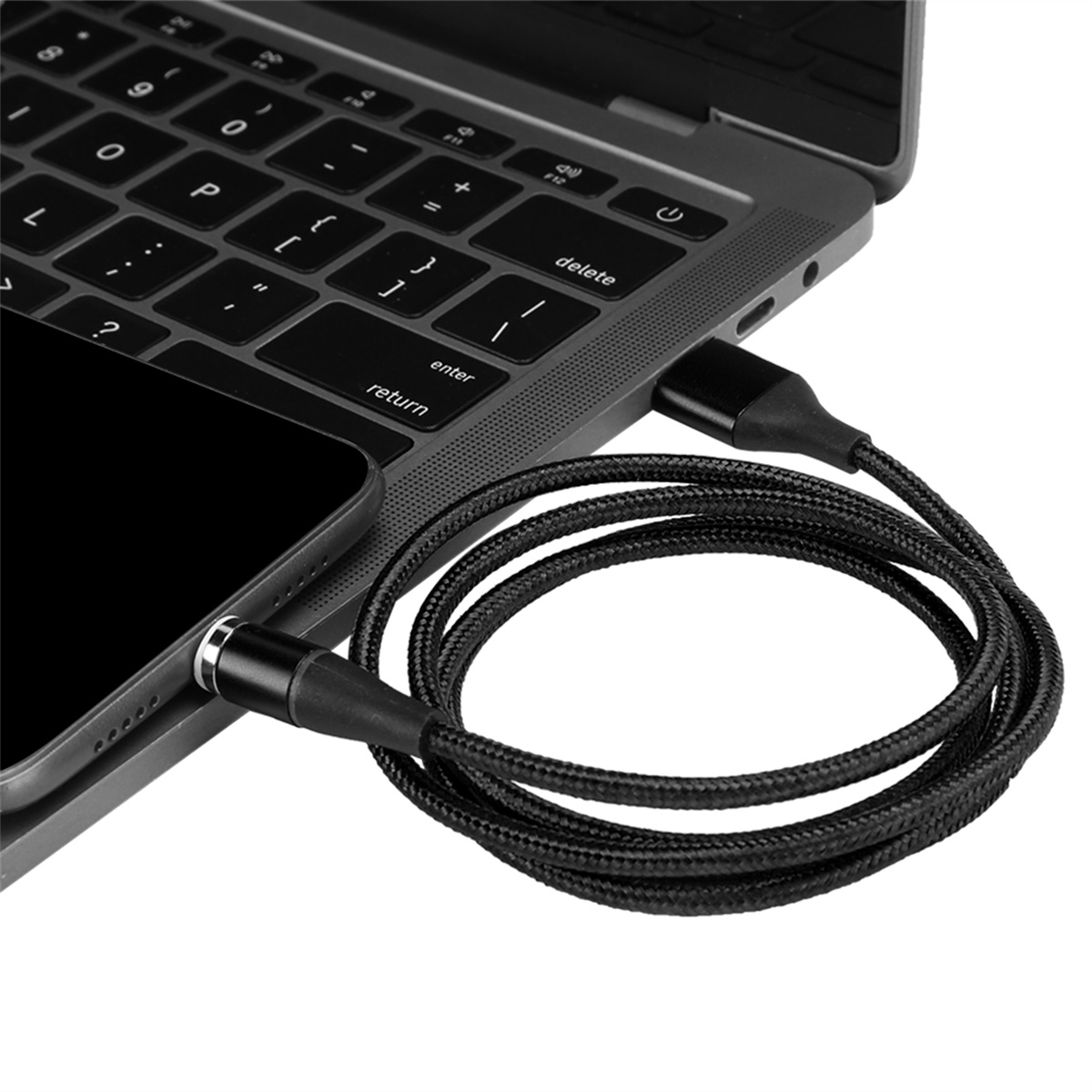 Ein schwarzes geflochtenes USB-C-Kabel ist mit einem Laptop und einem Telefon verbunden.