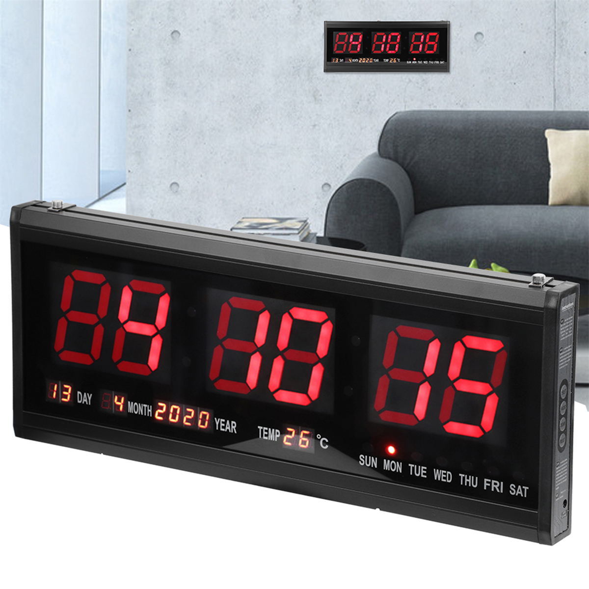 Digitaluhr zeigt Zeit und Datum an. Im Hintergrund ist ein Sofa zu sehen.