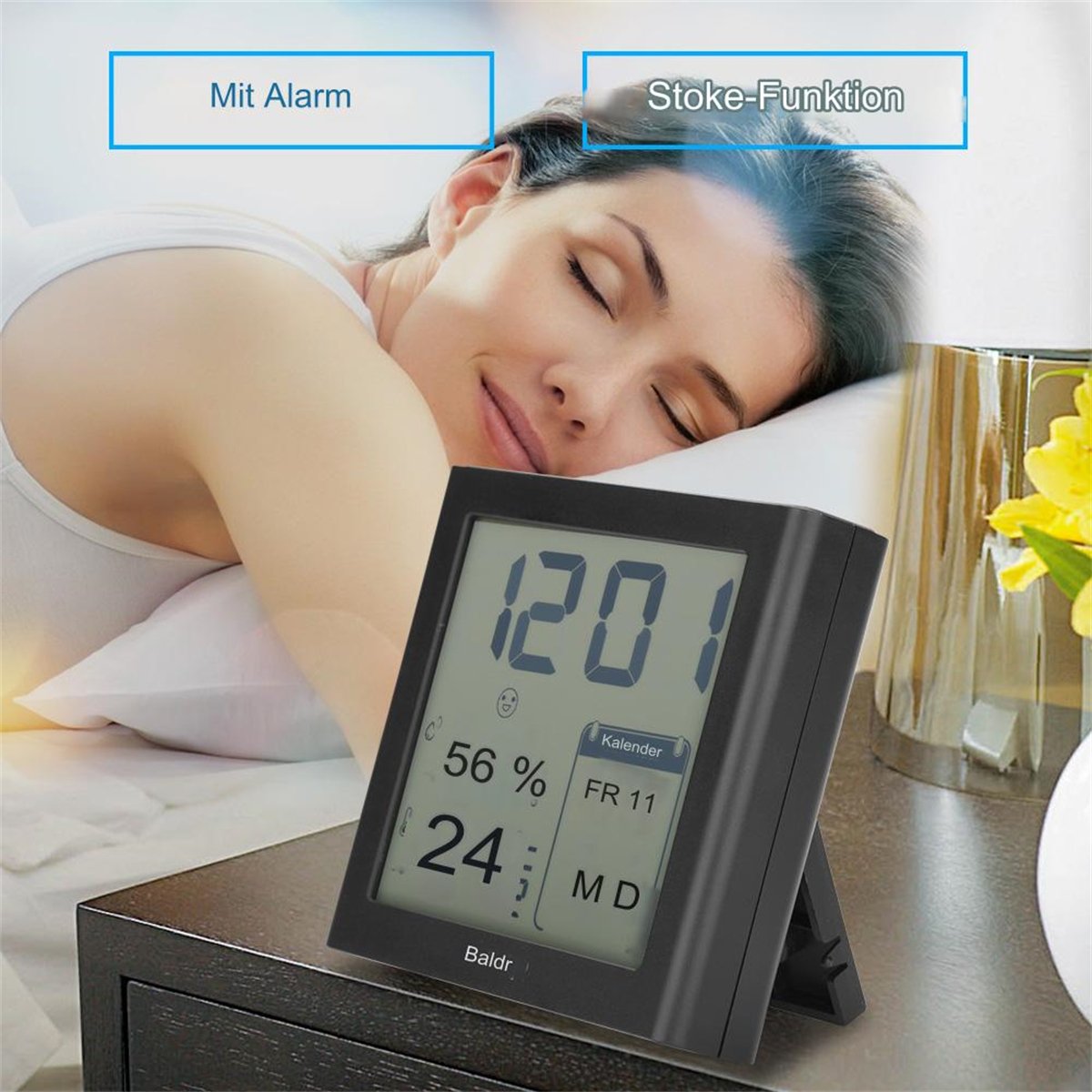 Eine schlafende Frau in der Nähe einer Digitaluhr mit Datum, Uhrzeit und Wetteranzeige.