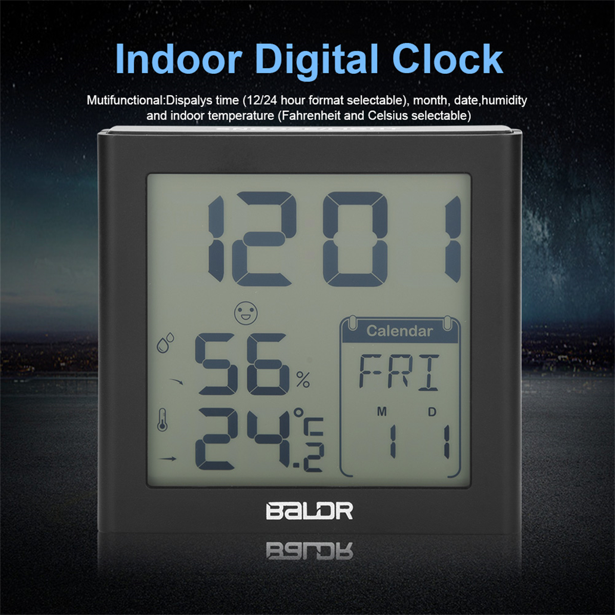 Schwarze Digitaluhr zeigt Zeit, Feuchtigkeit, Temperatur und Kalender. Der Hintergrund ist mit Blautönen verschwommen.