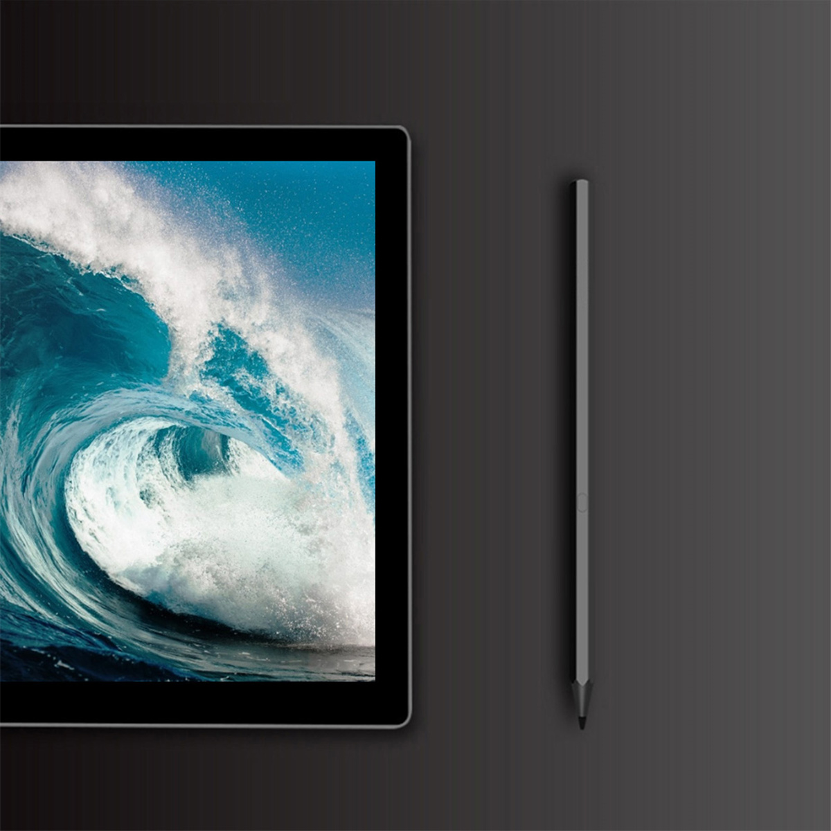 Tablet mit Wellenbild auf dem Bildschirm und ein Eingabestift auf dunklem Hintergrund.