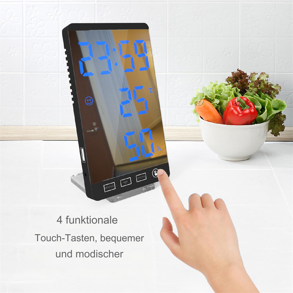 Digitaler Spiegel mit Zeit-, Temperatur- und Feuchtigkeitsanzeige. Eine Hand berührt den Bildschirm.