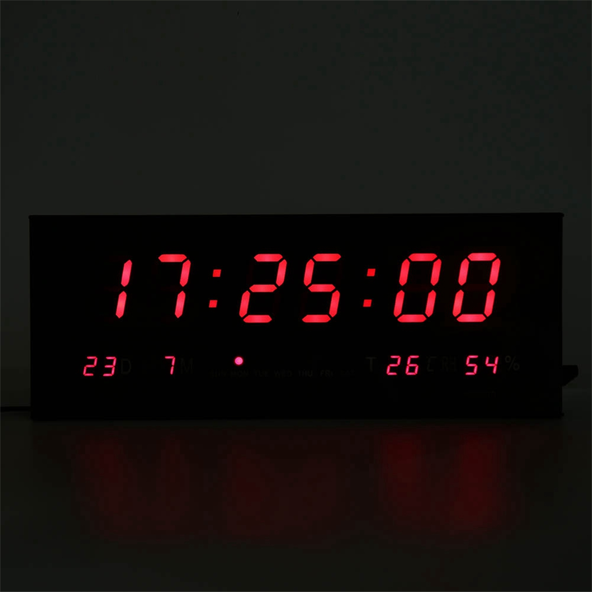 Digitaluhr mit roter Anzeige 17:25:00. Darunter Datum, Temperatur und Luftfeuchtigkeit.