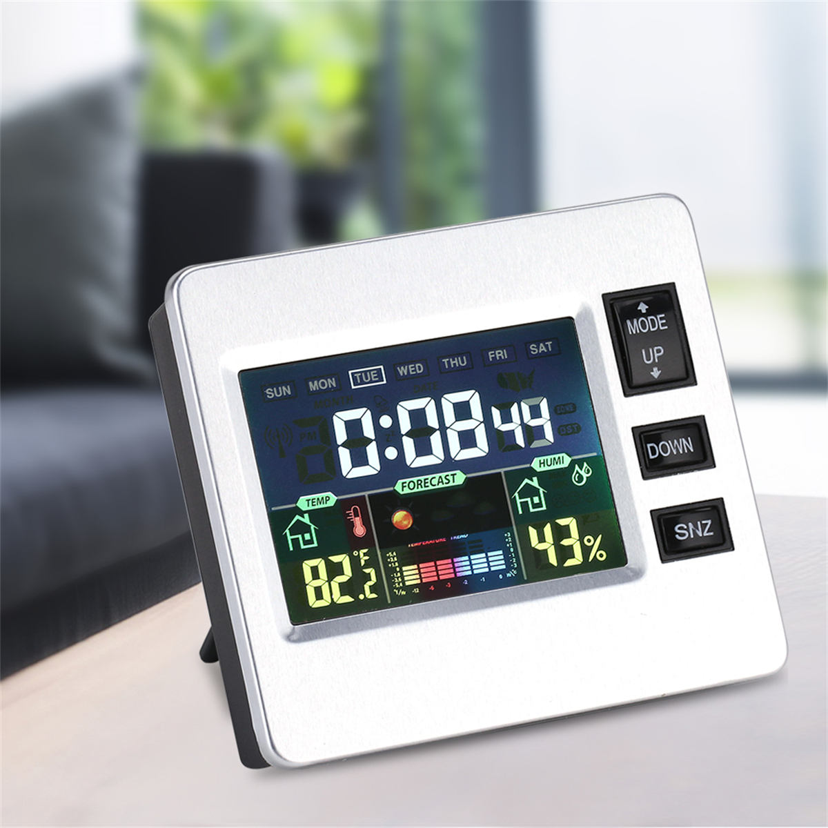 Eine weiße digitale Wetterstation, die Zeit, Temperatur, Vorhersage und Luftfeuchtigkeit anzeigt.
