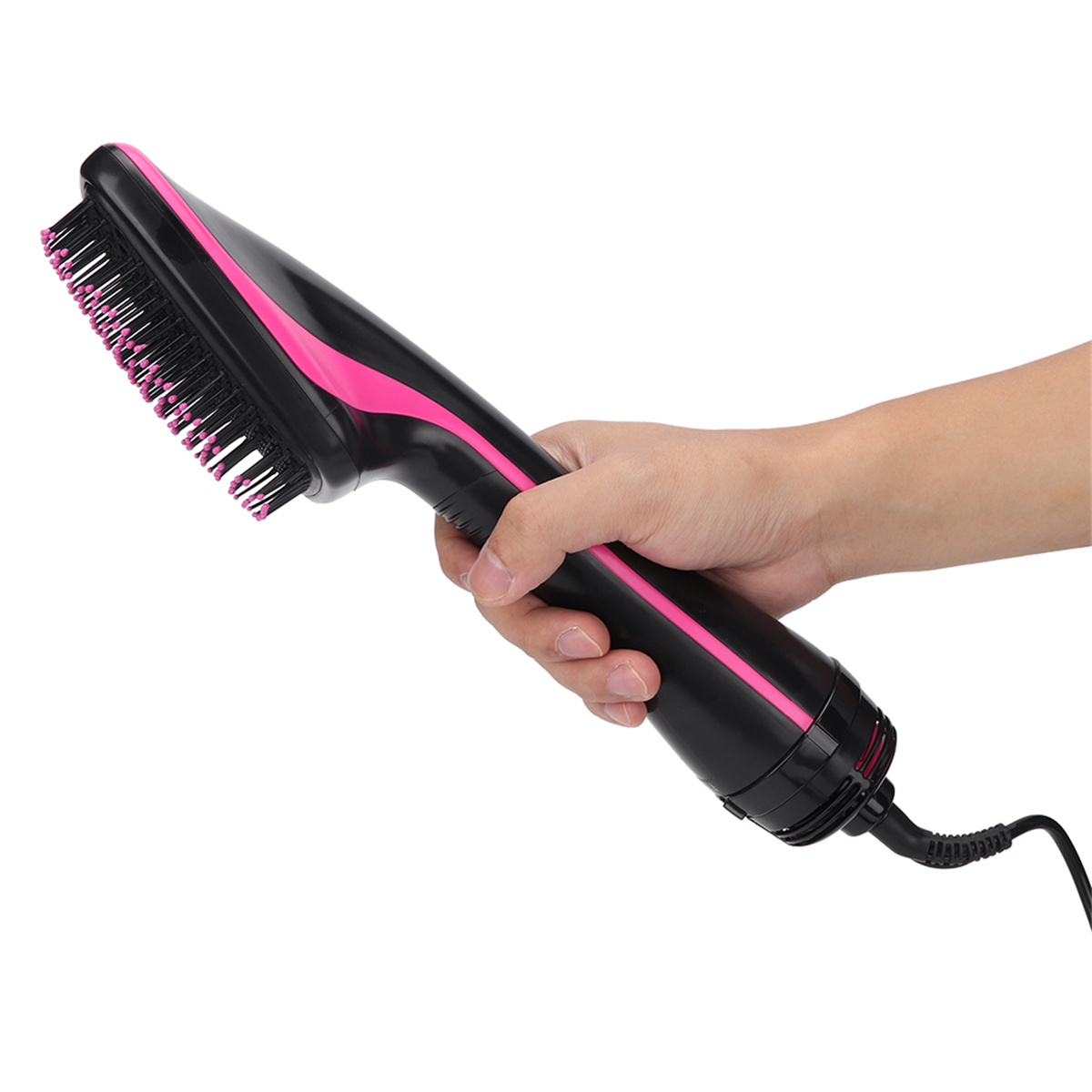 Eine Hand hält eine schwarz-rosa Haarbürste mit gebogenem Griff.