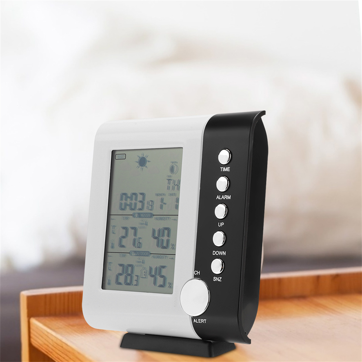 Digitaluhr mit Zeit, Datum und Temperatur. Knöpfe an der Seite. Hintergrund: Holztisch.