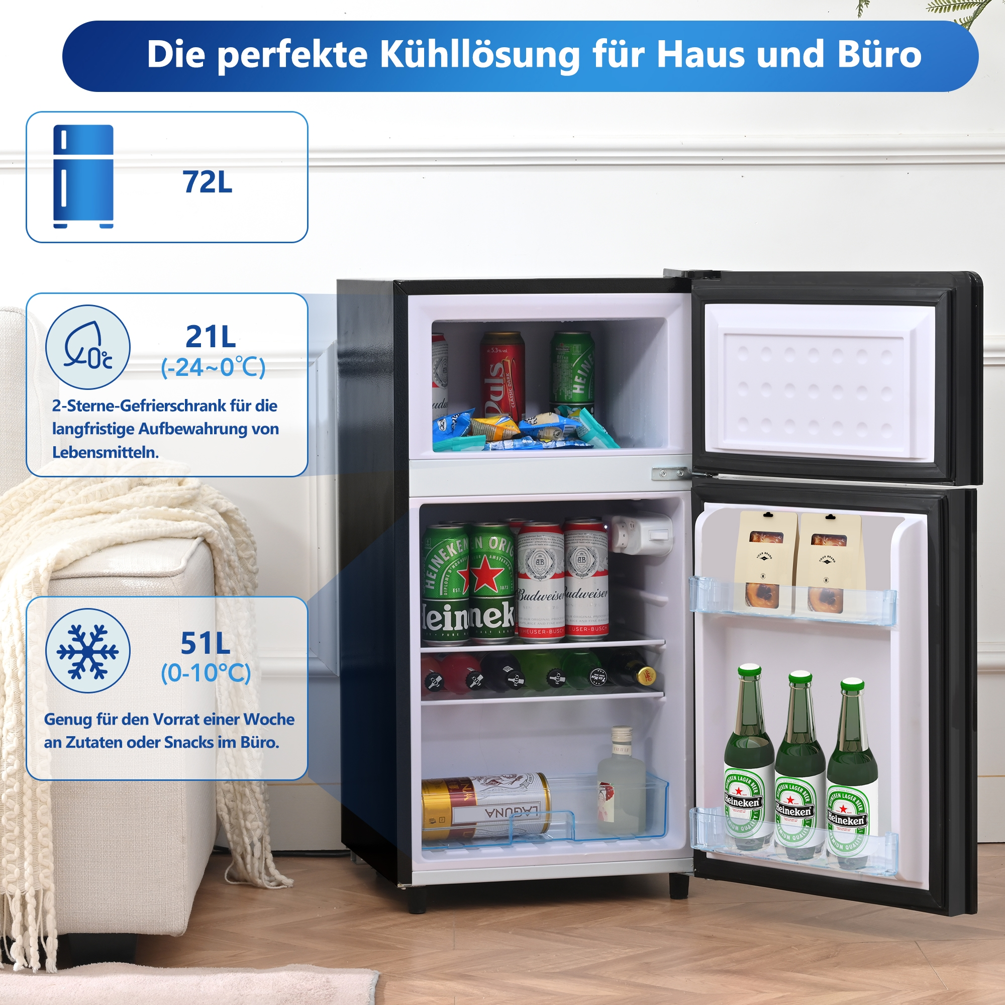 Ein kleiner Kühlschrank mit offener Tür, der Lebensmittel im Inneren zeigt. Textlabels sind vorhanden.