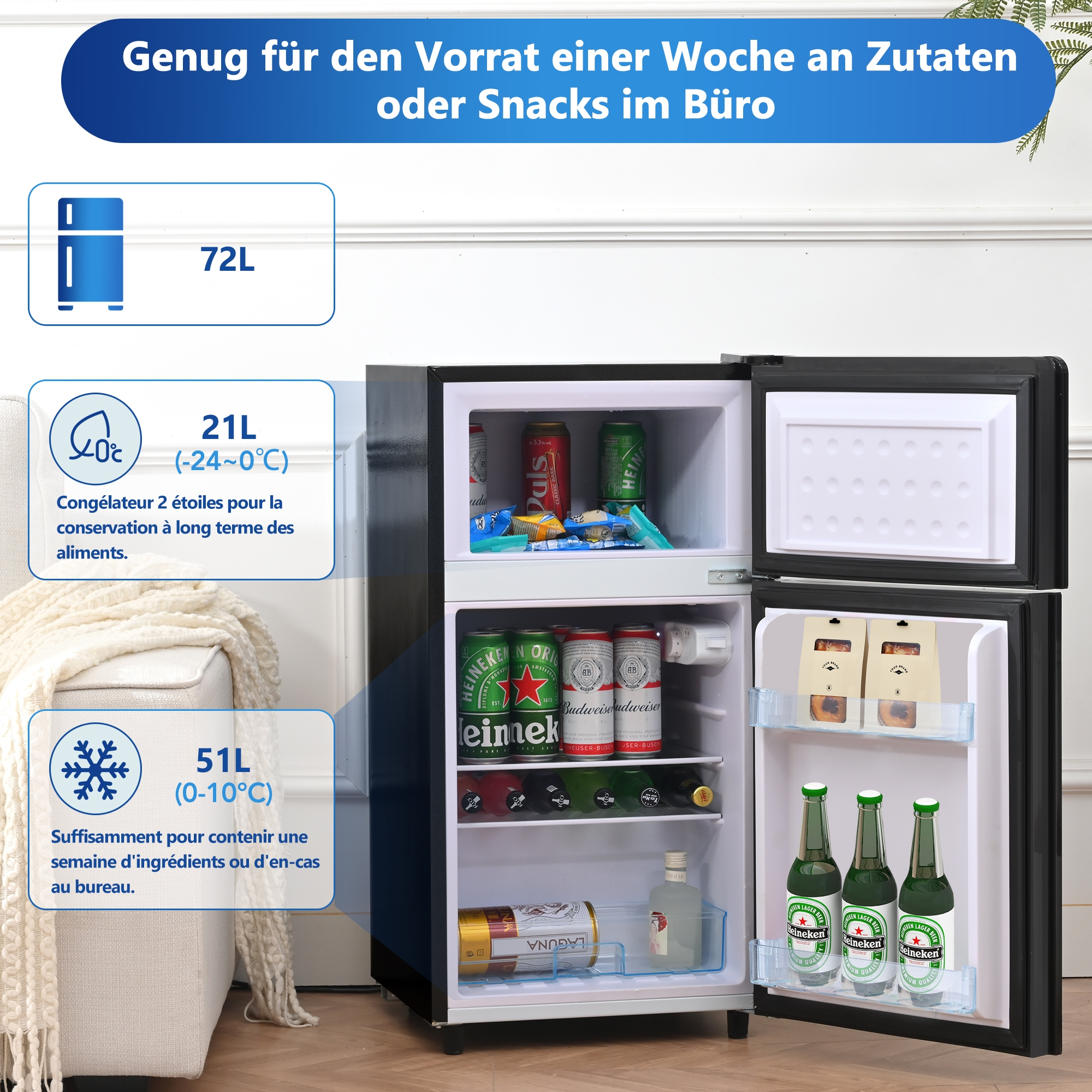 Kleiner Kühlschrank mit offener Tür. Im Inneren sind Getränke und einige Lebensmittel.
