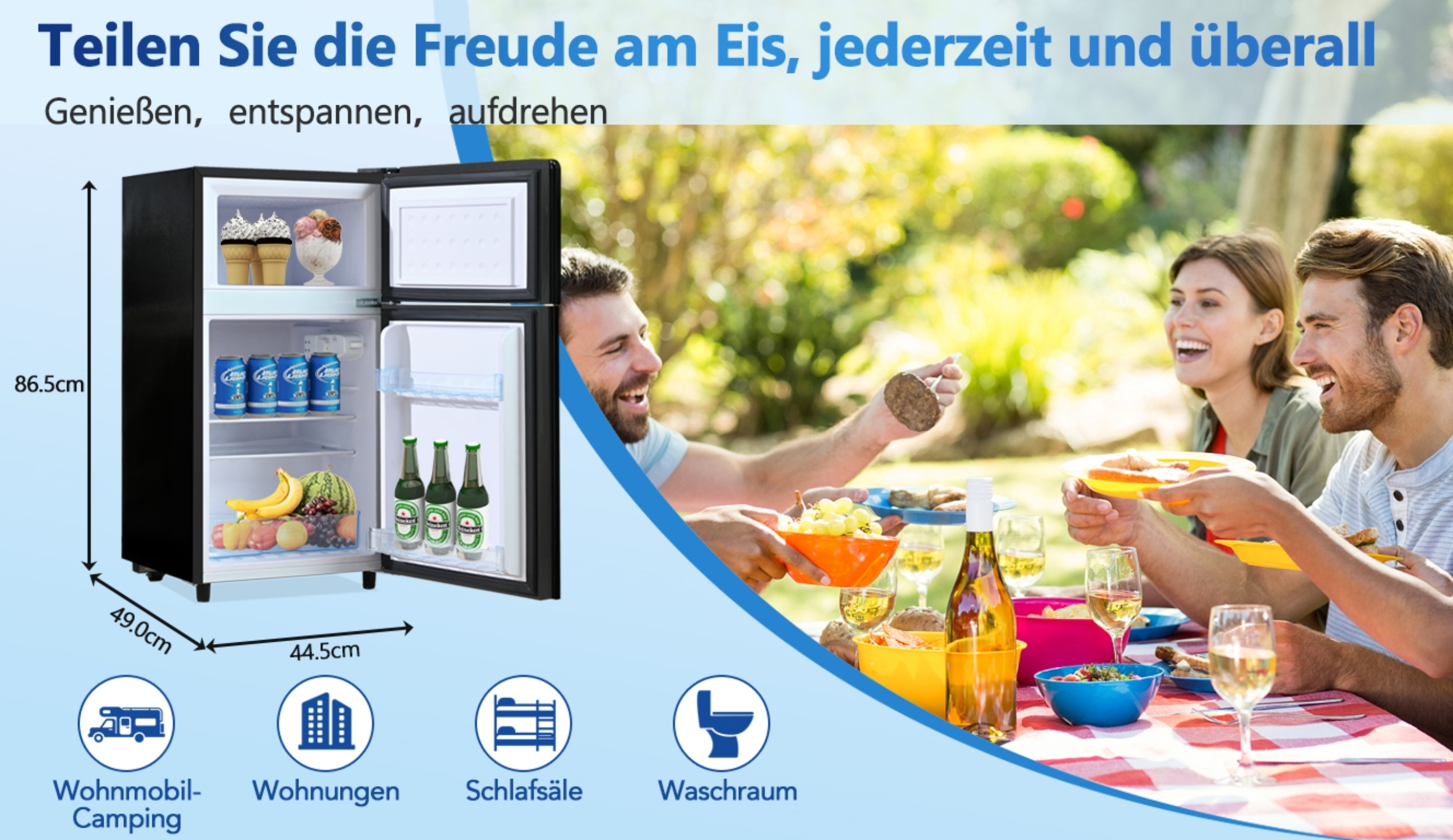 Minikühlschrank mit offener Tür, Essen im Inneren und Menschen im Hintergrund.