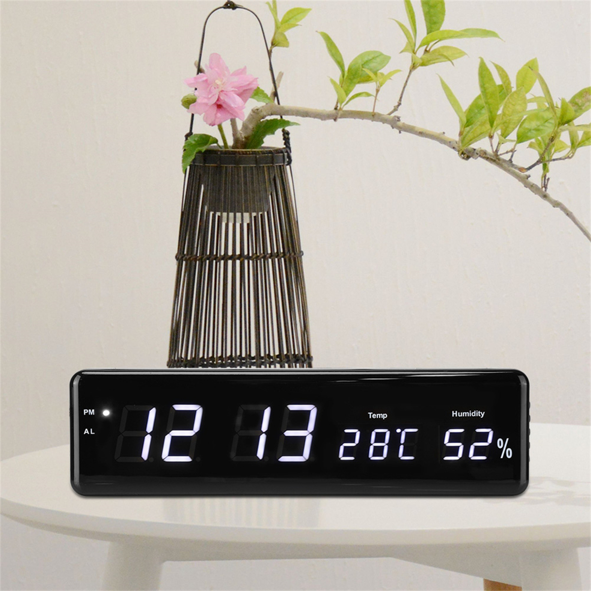 Eine Digitaluhr mit Zeit, Temperatur und Luftfeuchtigkeit.