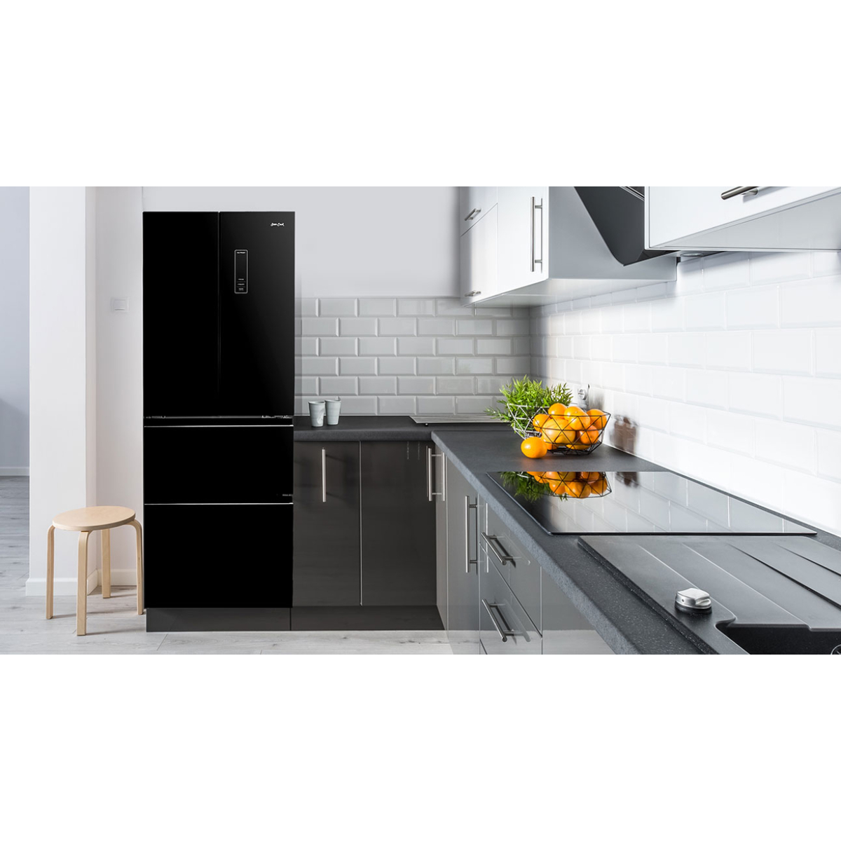 Czarna lodówka w nowoczesnej kuchni z urządzeniami.