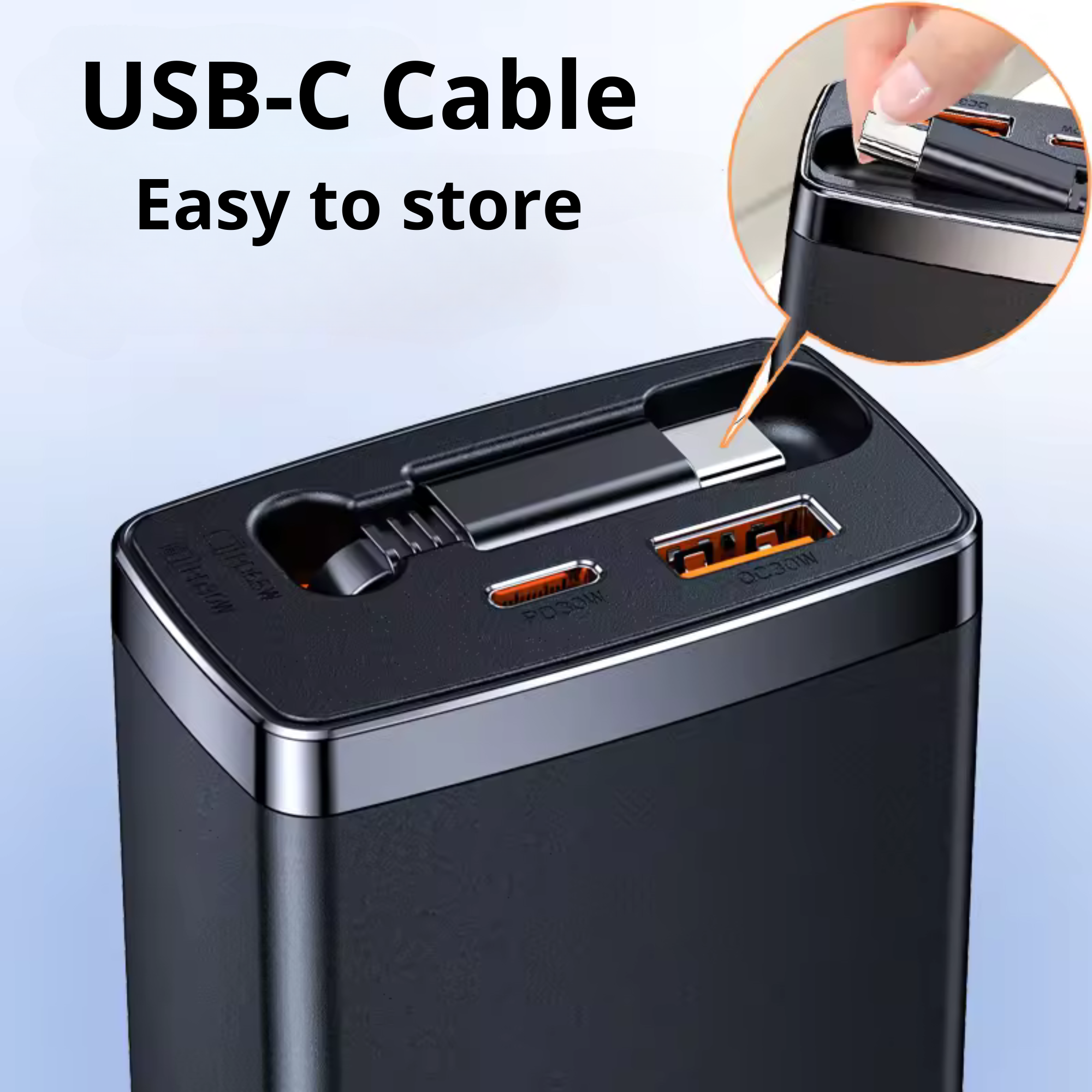 Une batterie externe noire avec plusieurs ports. Un câble USB-C est montré en train d'être branché.