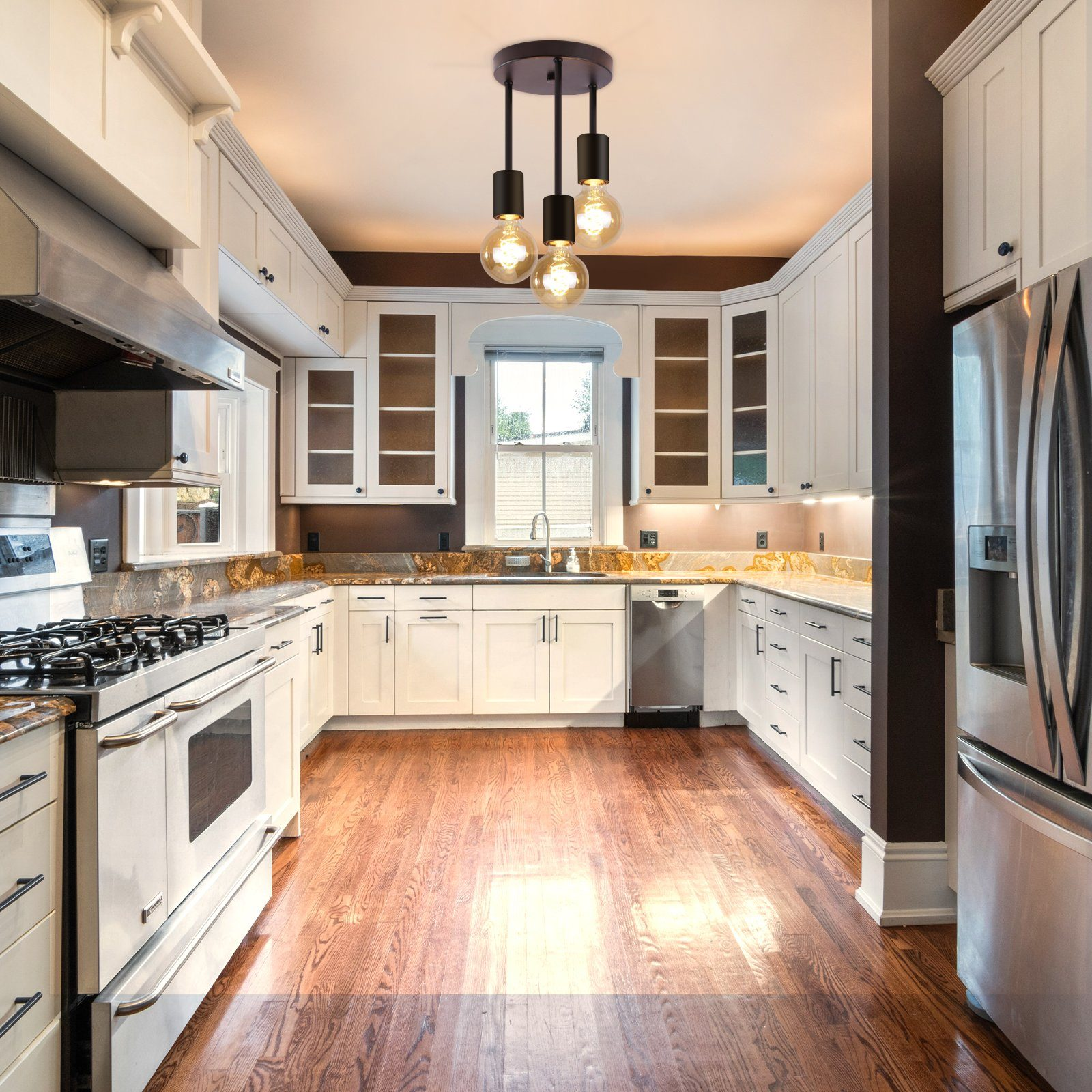 Kuchnia z białymi szafkami i drewnianą podłogą, z lampą wiszącą.