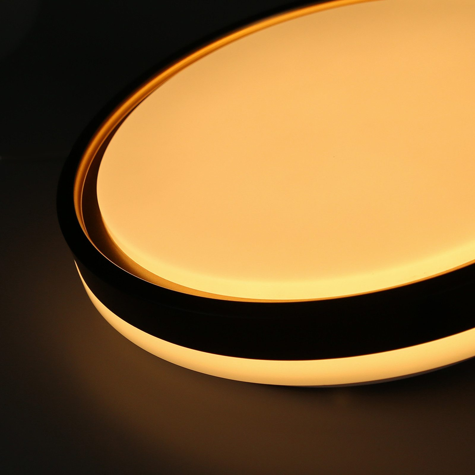 Zbliżenie na lampę sufitową, z ciepłą poświatą.