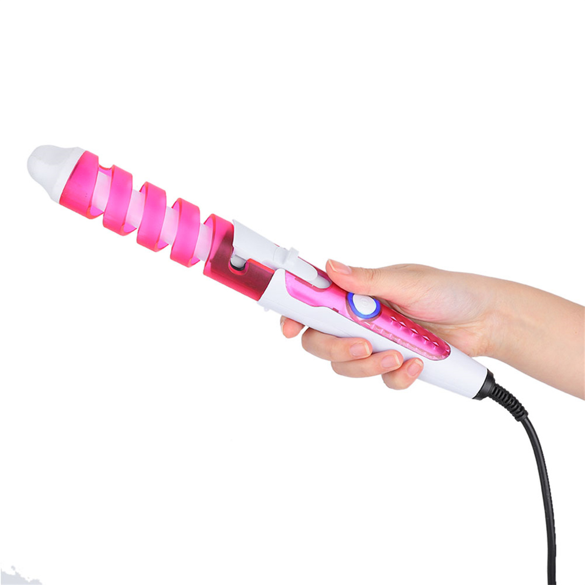 Hand hält einen pinkfarbenen Lockenstab. Das Eisen hat ein spiralförmiges Design.