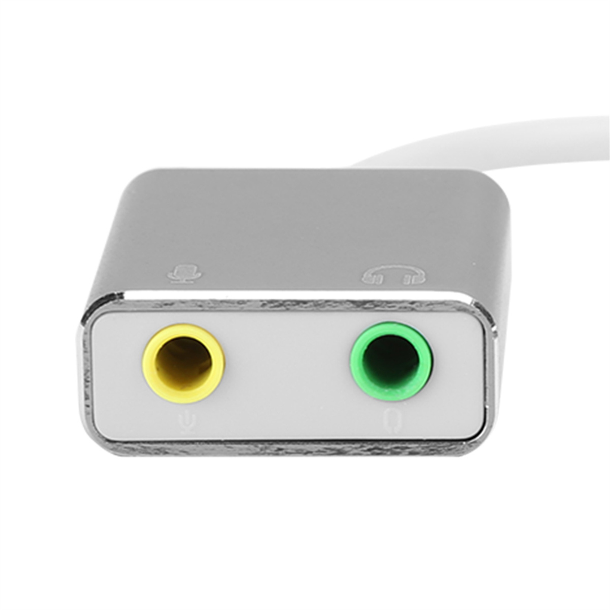 Ein silberner Audioadapter mit gelben und grünen Anschlüssen auf weißem Hintergrund. Nahaufnahme.