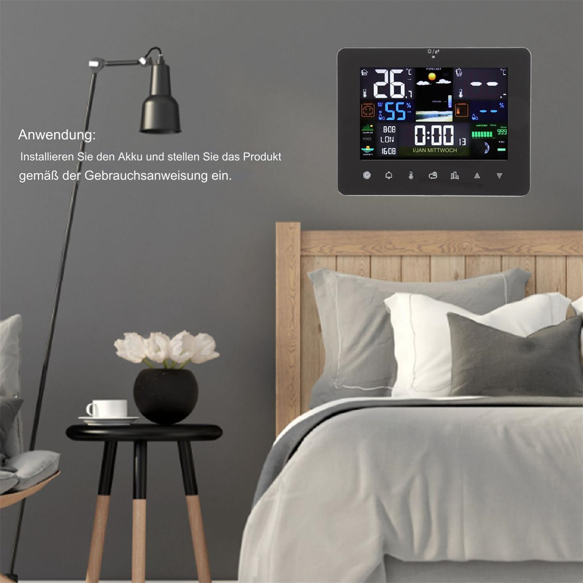 Ein Schlafzimmer mit Bett, Nachttisch und digitaler Wetterstation mit Informationen.
