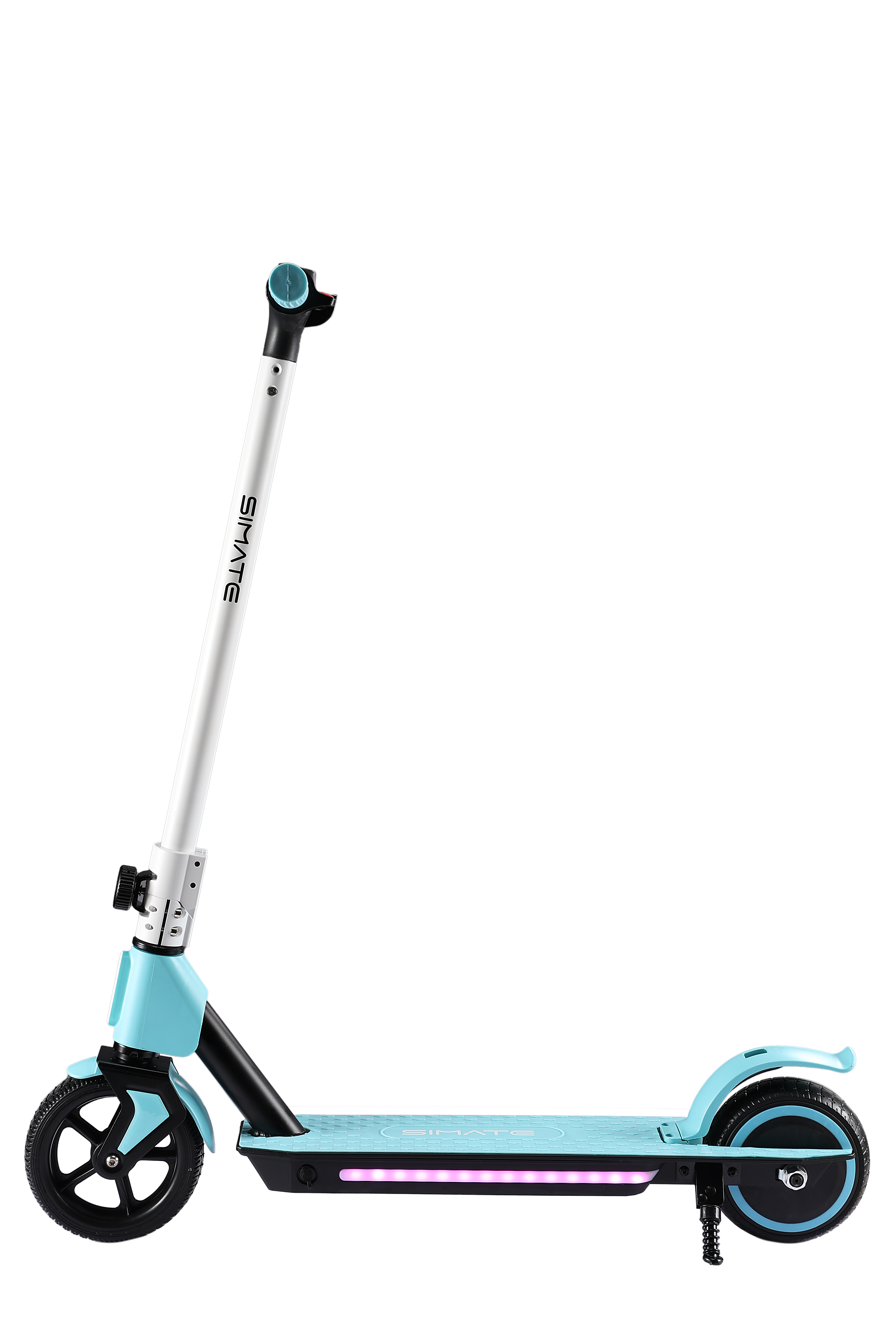 Jasnoniebieska hulajnoga elektryczna z białym uchwytem. Hulajnoga na czarnym tle.