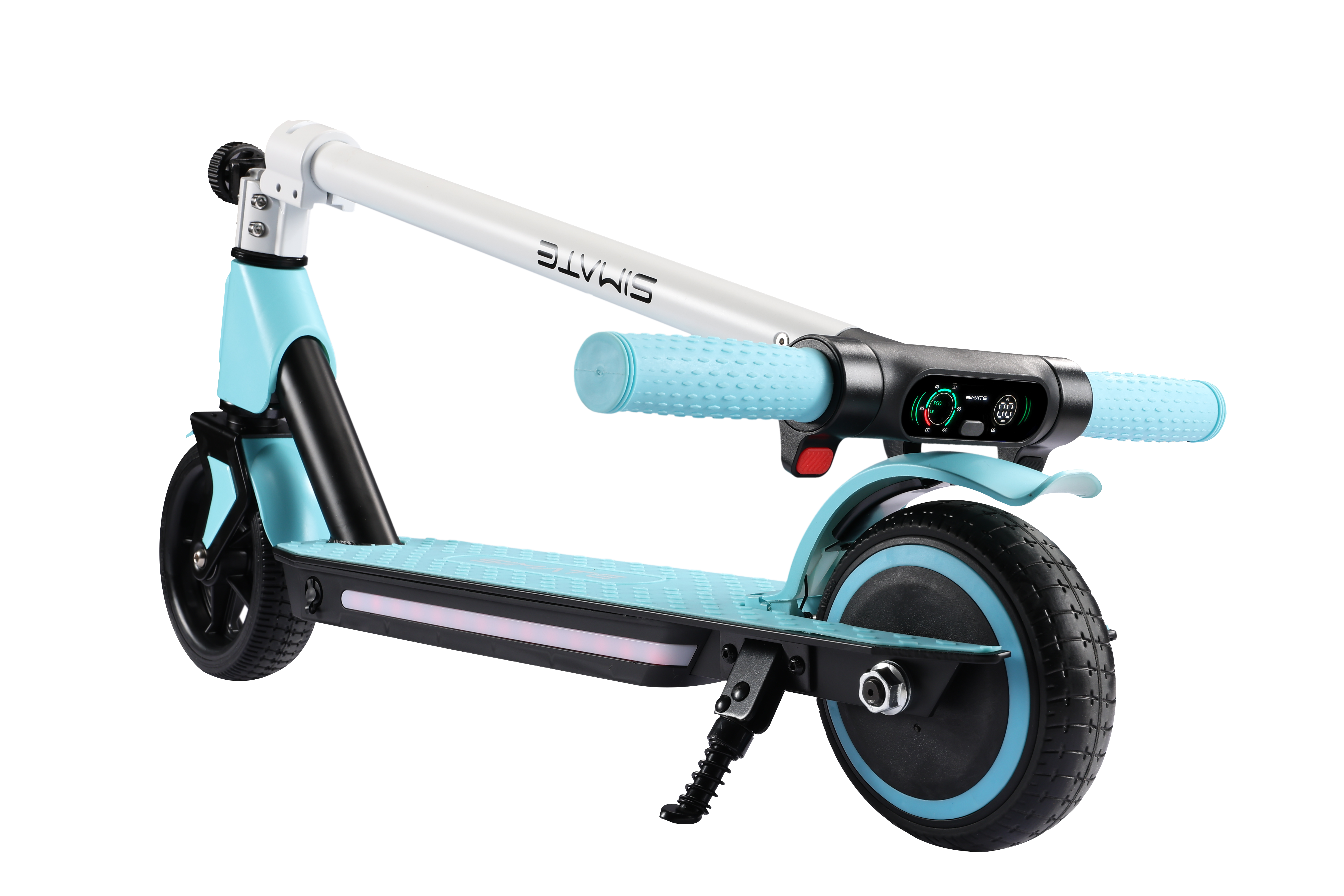 Jasnoniebieska hulajnoga elektryczna z czarnymi akcentami. Hulajnoga stoi na czarnej powierzchni.